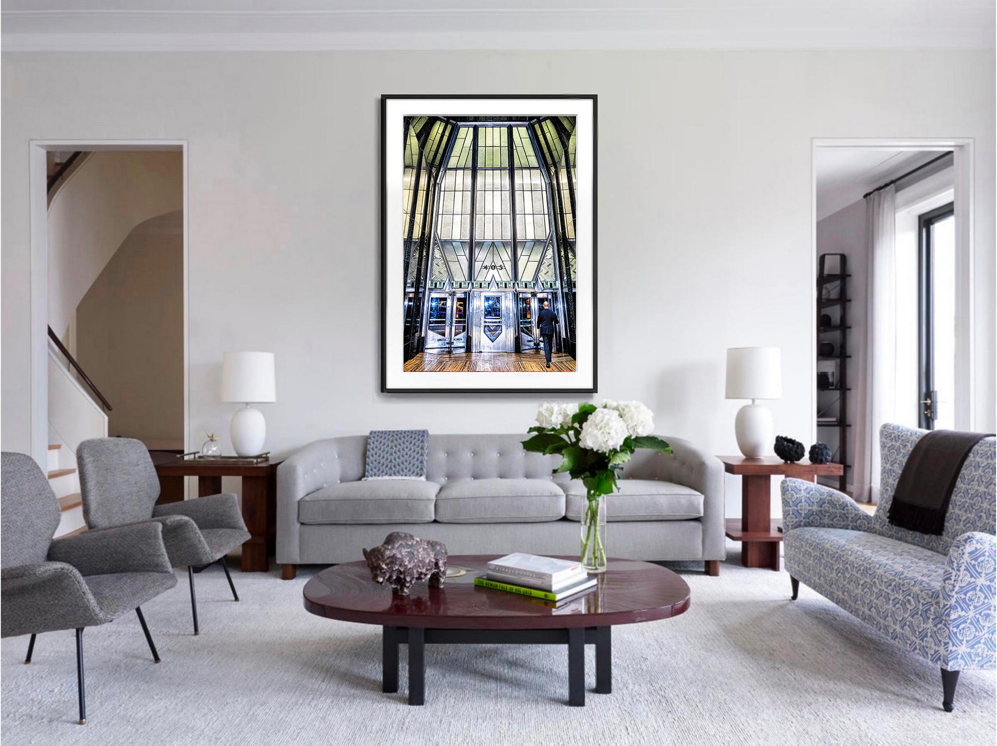 Cette photo de Mitchell Funk montre la grandeur de l'entrée Art déco en acier inoxydable du Chrysler Building. Habituellement, l'entrée est quelque peu terne et dans l'ombre, mais Funk a attendu un moment triomphal d'illumination pour en avoir une
