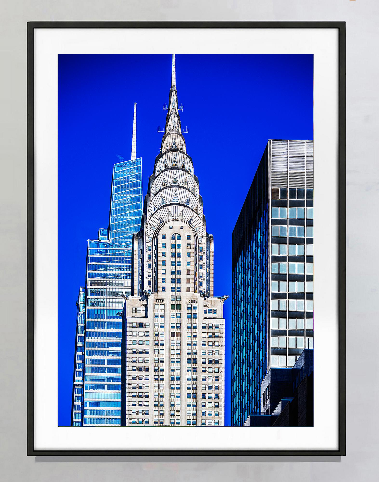 Chrysler-Gebäude in Cool Blue, Grey und Silber Palette – Photograph von Mitchell Funk