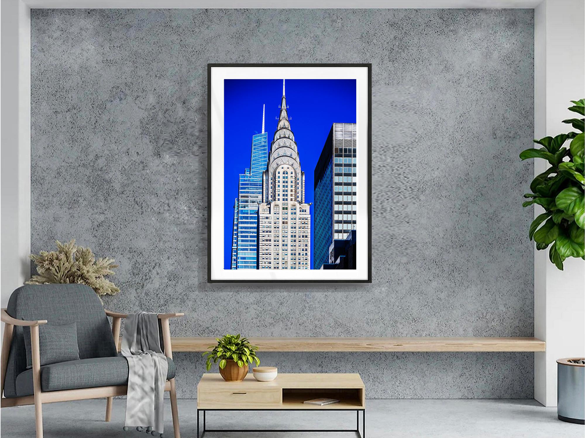 Der Straßenfotograf Mithcell Funk fängt das Chrysler Building ein, wie es zwischen zwei Nachbargebäuden steht. Die kompositorische Exaktheit trägt zum visuellen Gesamteindruck von Funks formaler Komposition bei. Aber es ist Funk's Einsatz von