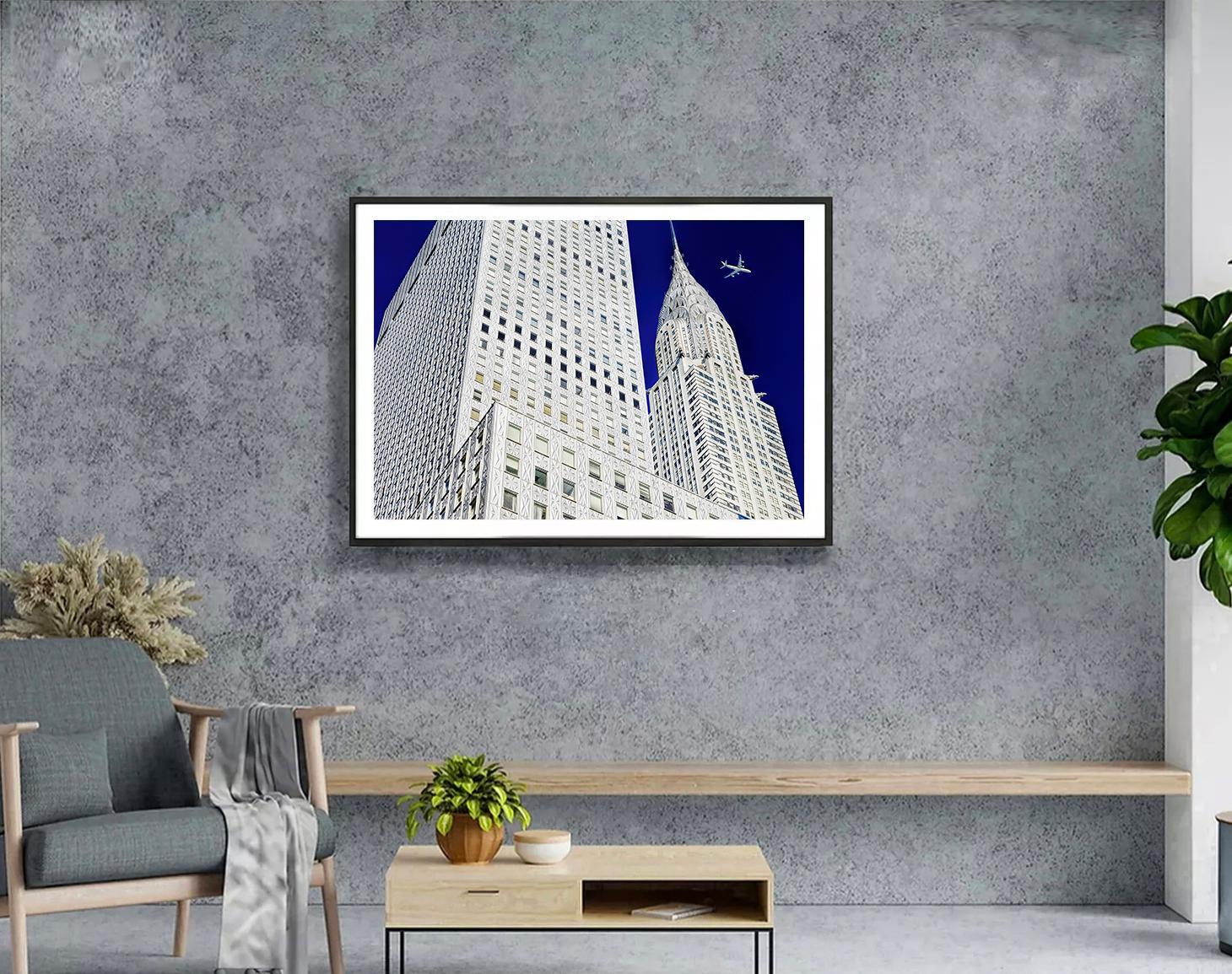 Il fotografo Mitchell Funk scatta facciate argentate contro un profondo cielo blu cobalto, sottolineando il suo acuto senso del design grafico nella fotografia di strada. An He aspetta la luce perfetta e trova l'angolazione ideale per produrre le