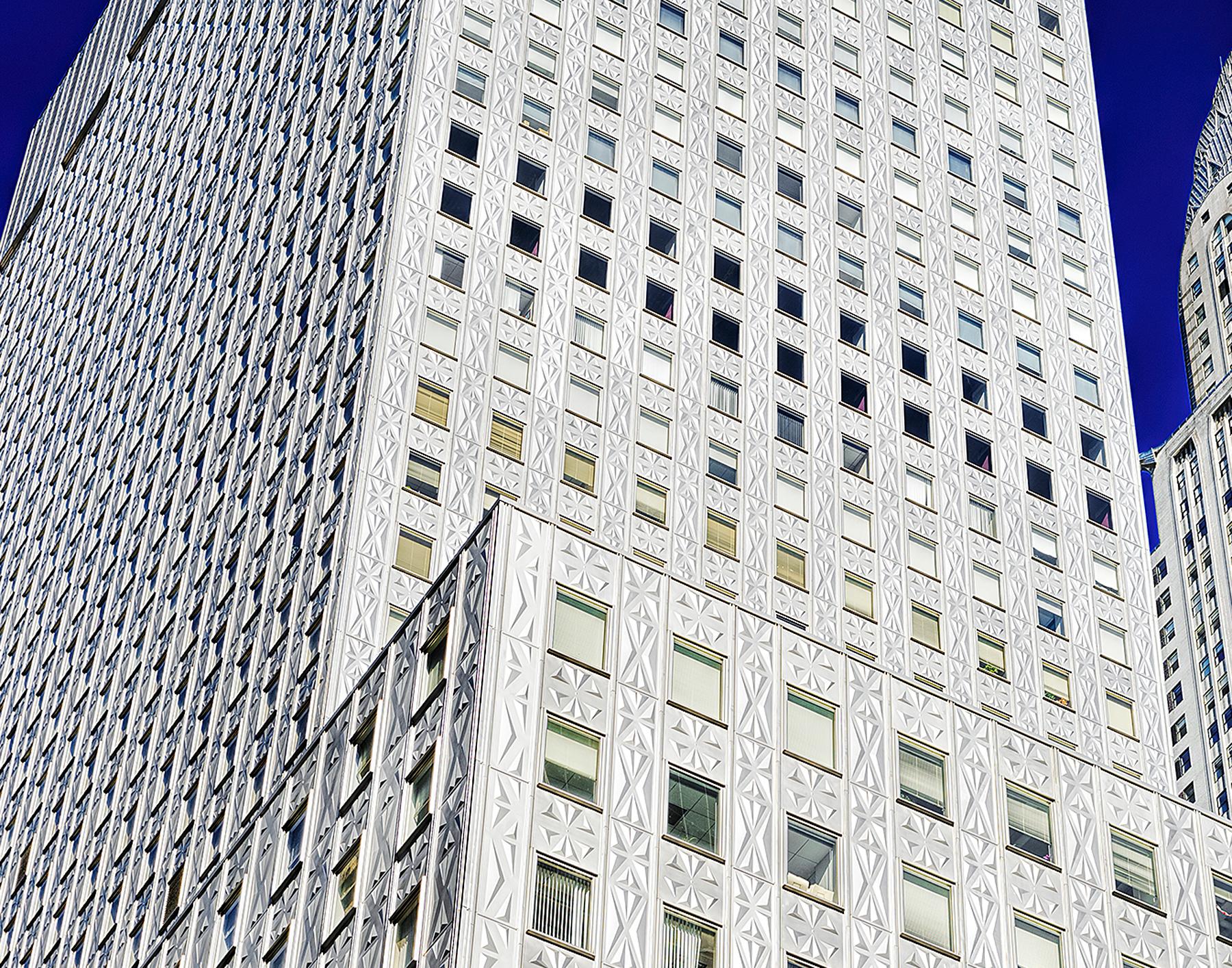 Astrazione dell'edificio Chrysler che brilla d'argento in vendita 1