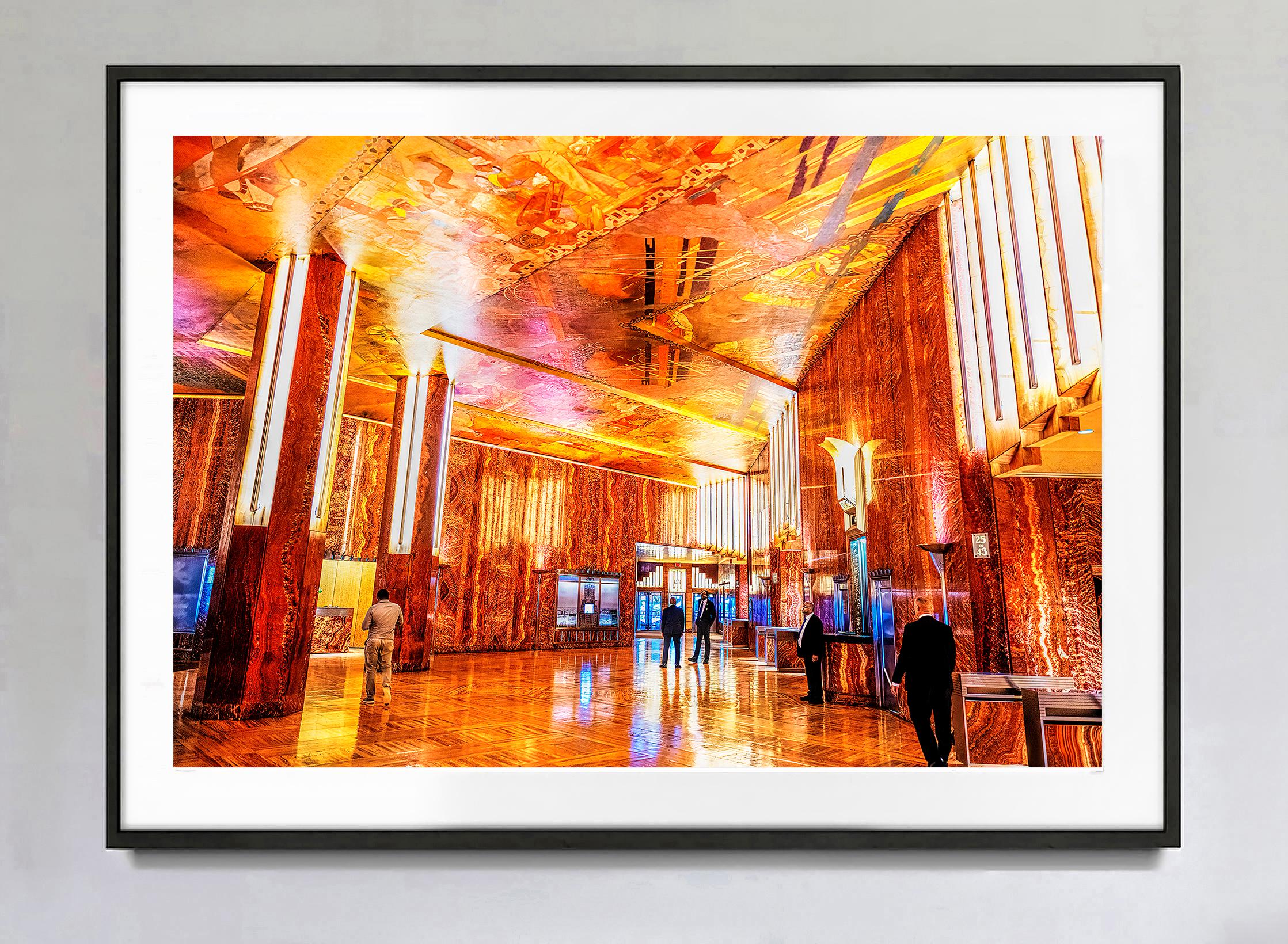 Chrysler-Gebäude Innenraum Art Deco in prächtigem Goldorange (Art déco), Photograph, von Mitchell Funk