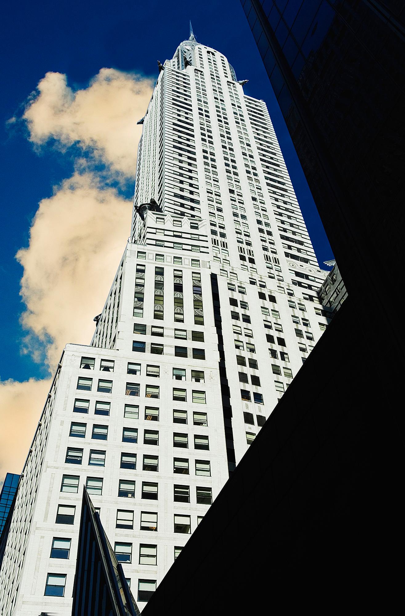 Chrysler-Gebäude mit Blick nach oben in Licht und Schatten