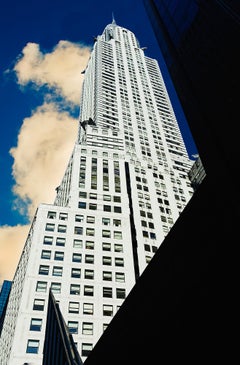 Chrysler-Gebäude mit Blick nach oben in Licht und Schatten