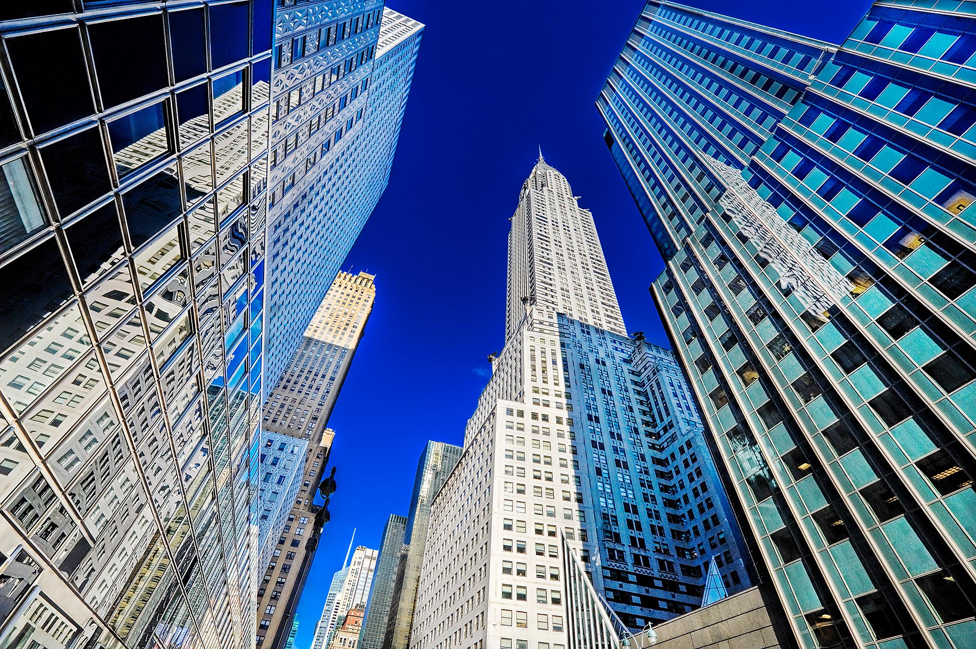Il Chrysler Building con lo sguardo rivolto verso l'alto in una giornata nitida e incontaminata a New York in vendita 3