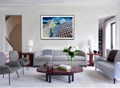 Il Chrysler Building che guarda verso l'alto con la luna gialla e pigra