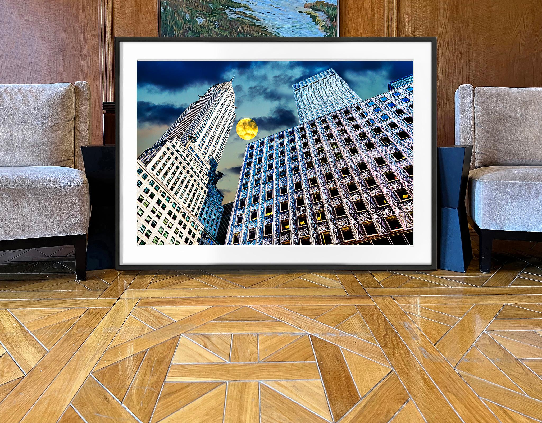 Il Chrysler Building che guarda verso l'alto con la luna gialla e pigra - Photograph Contemporaneo di Mitchell Funk