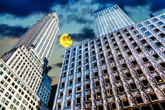 Chrysler Building Looking Up With Lazy Yellow Moon, Chrysler-Gebäude