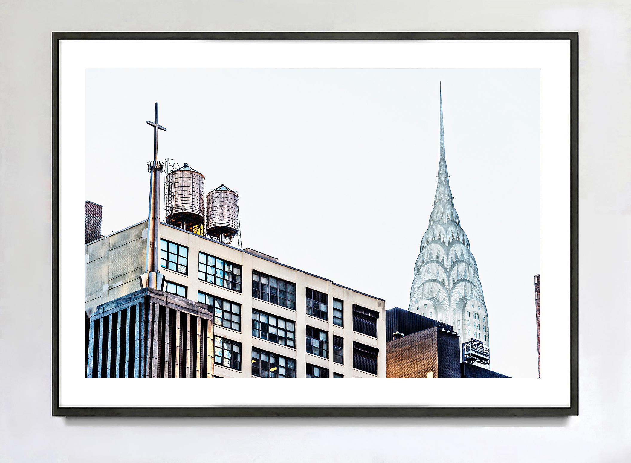 Das Chrysler-Gebäude zeigt in den Himmel (Grau), Color Photograph, von Mitchell Funk