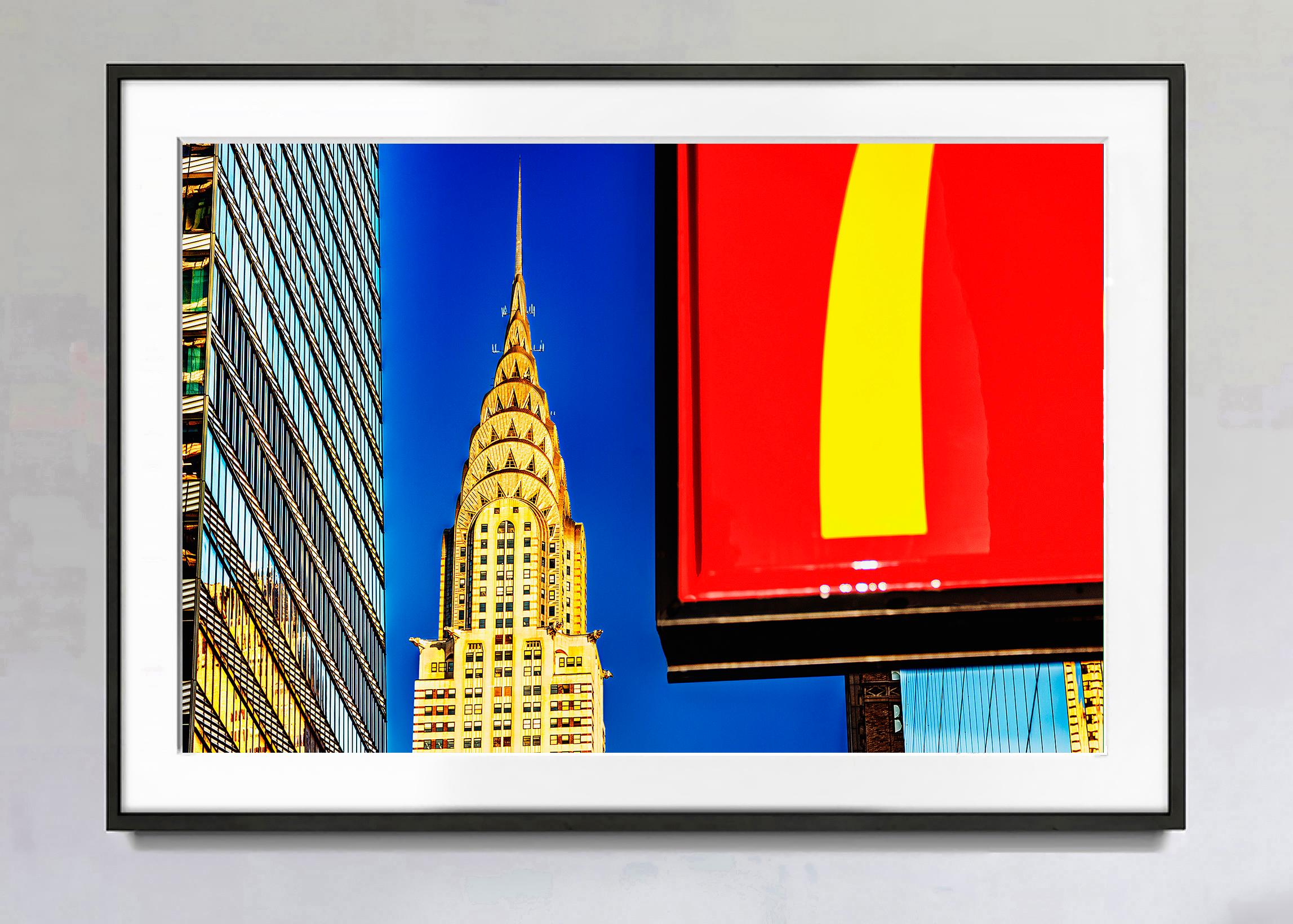 Chrysler Building Spire und McDonald's grafisches rotes Schild – Photograph von Mitchell Funk
