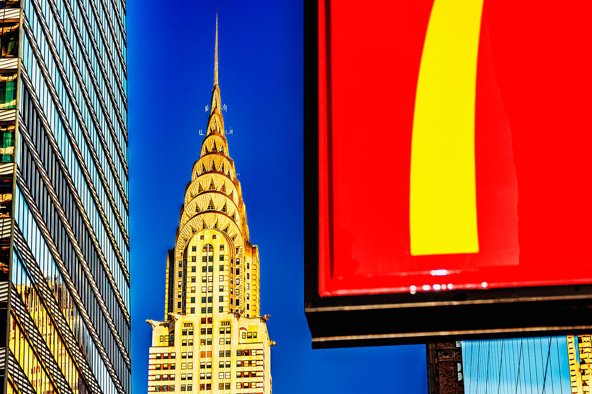 Mitchell Funk Landscape Photograph – Chrysler Building Spire und McDonald's grafisches rotes Schild