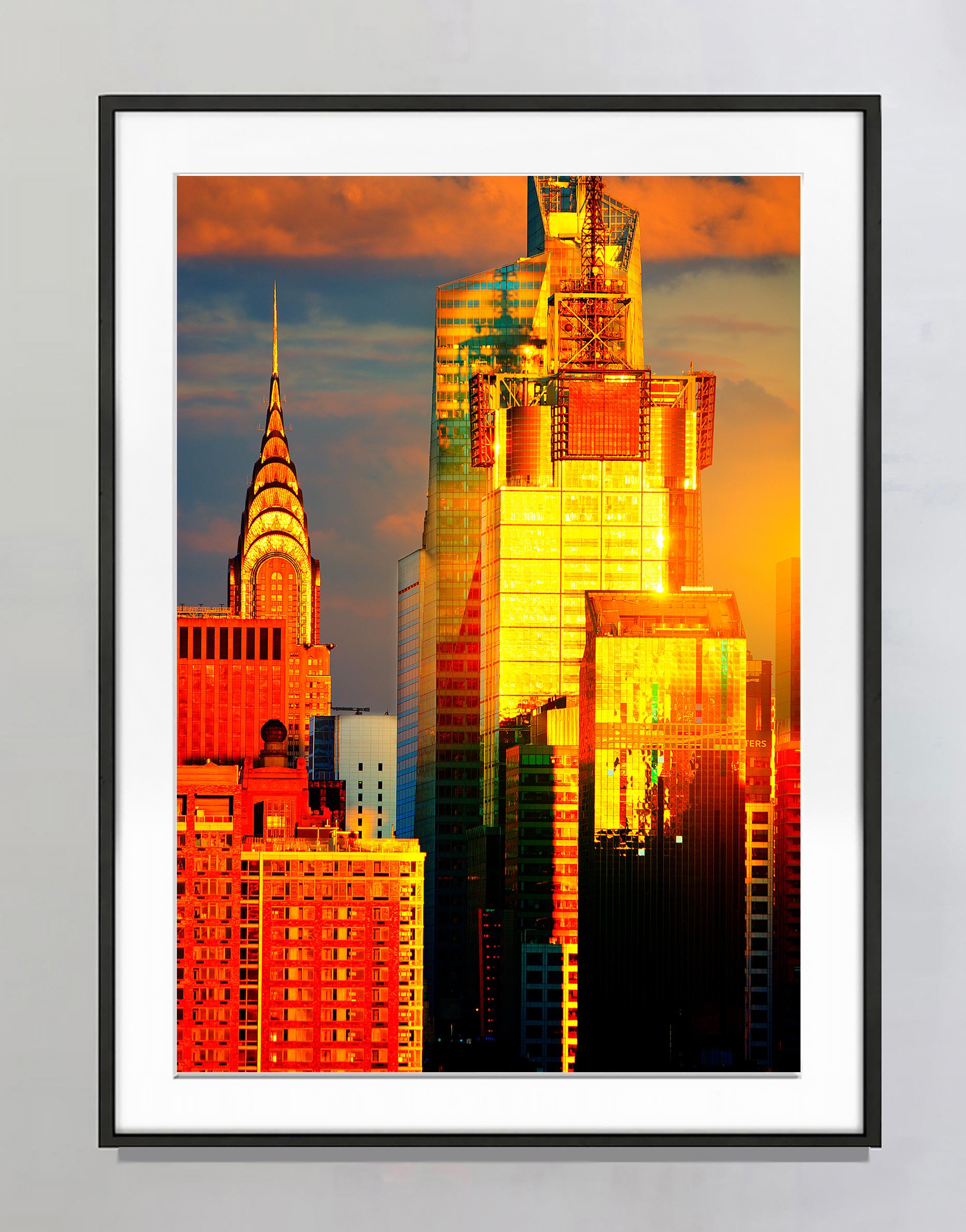 La guglia del Chrysler Building brilla di luce dorata,  Skyline di Manhattan - Photograph Contemporaneo di Mitchell Funk