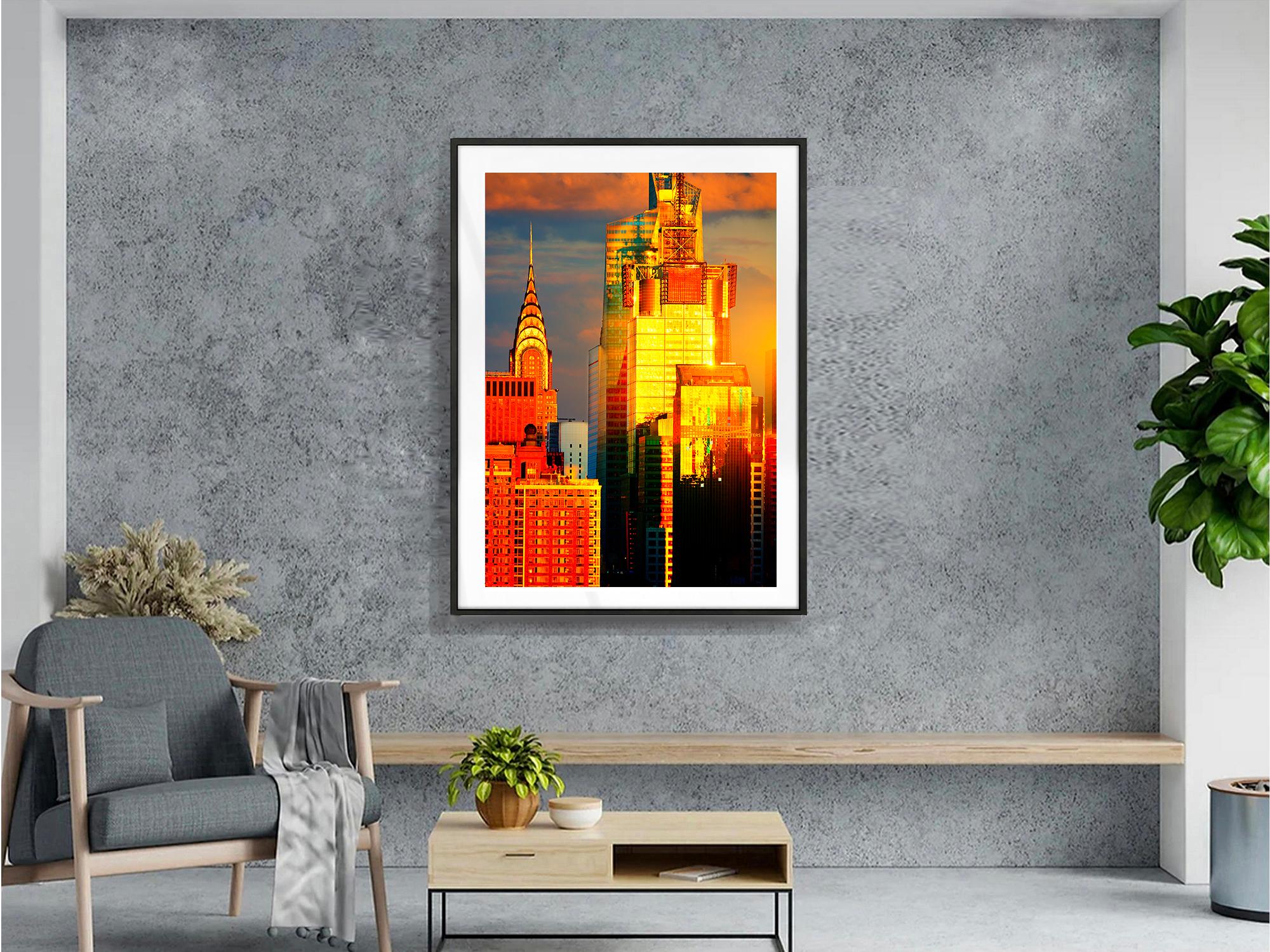 La guglia del Chrysler Building brilla di luce dorata,  Skyline di Manhattan - Landscape Photograph Oro di Mitchell Funk