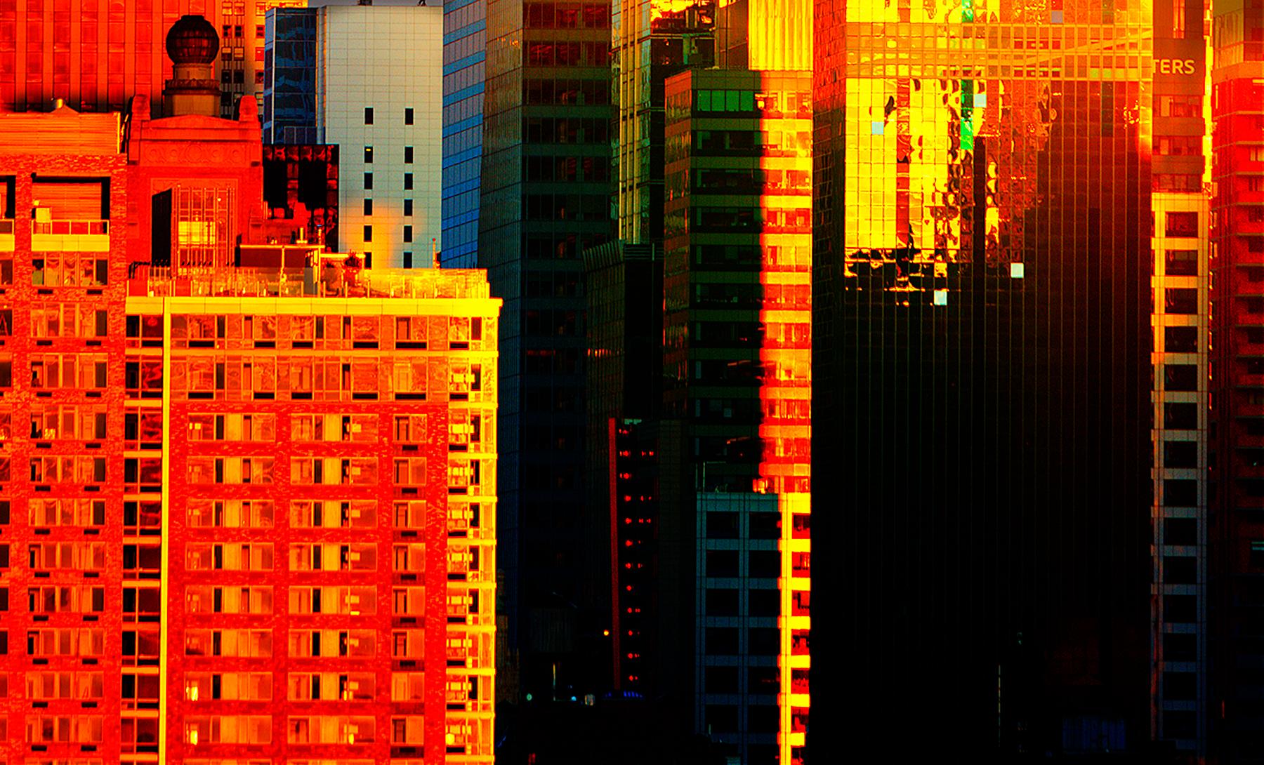 La guglia del Chrysler Building brilla di luce dorata,  Skyline di Manhattan in vendita 2