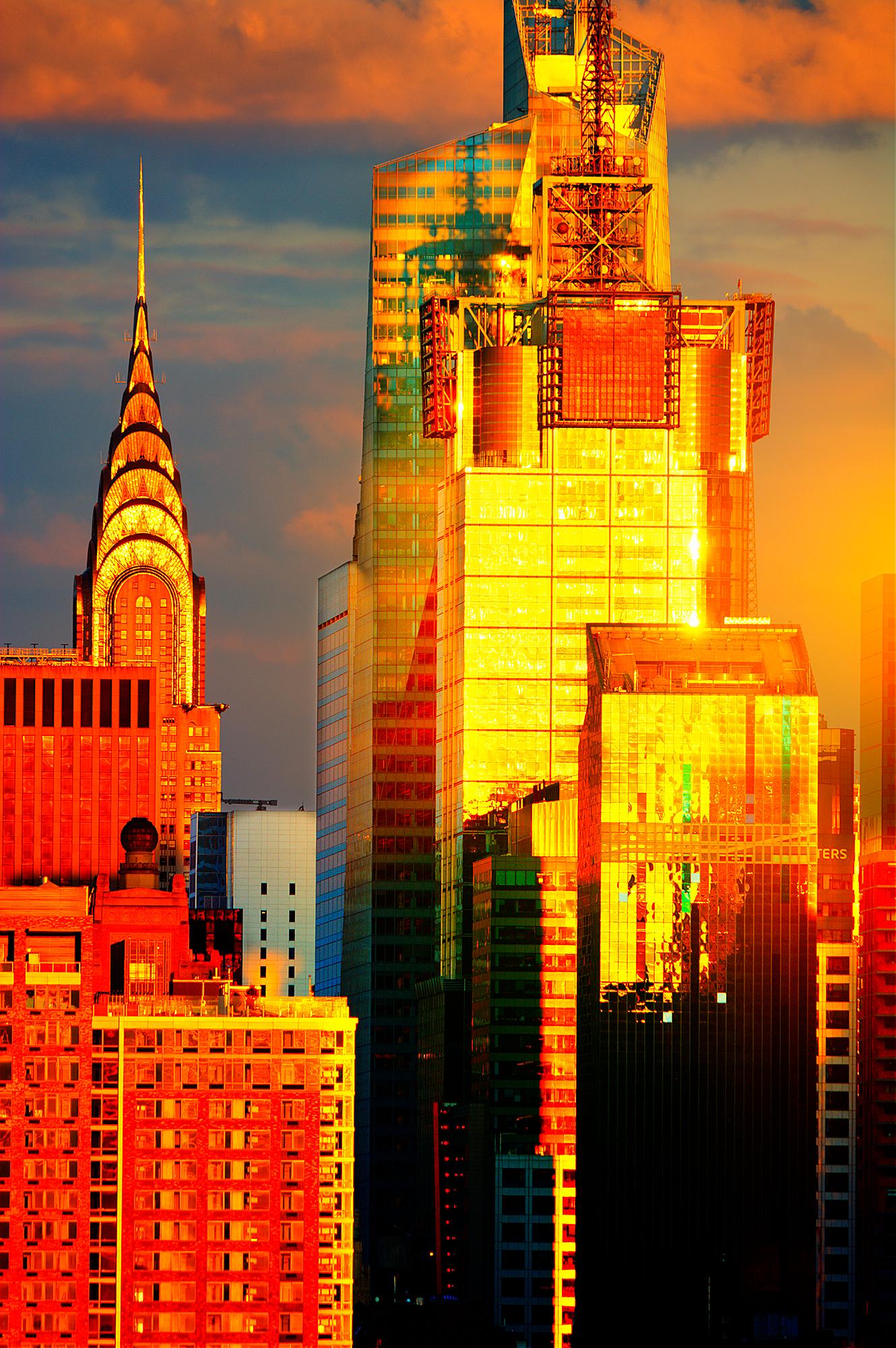 Landscape Photograph di Mitchell Funk - La guglia del Chrysler Building brilla di luce dorata,  Skyline di Manhattan