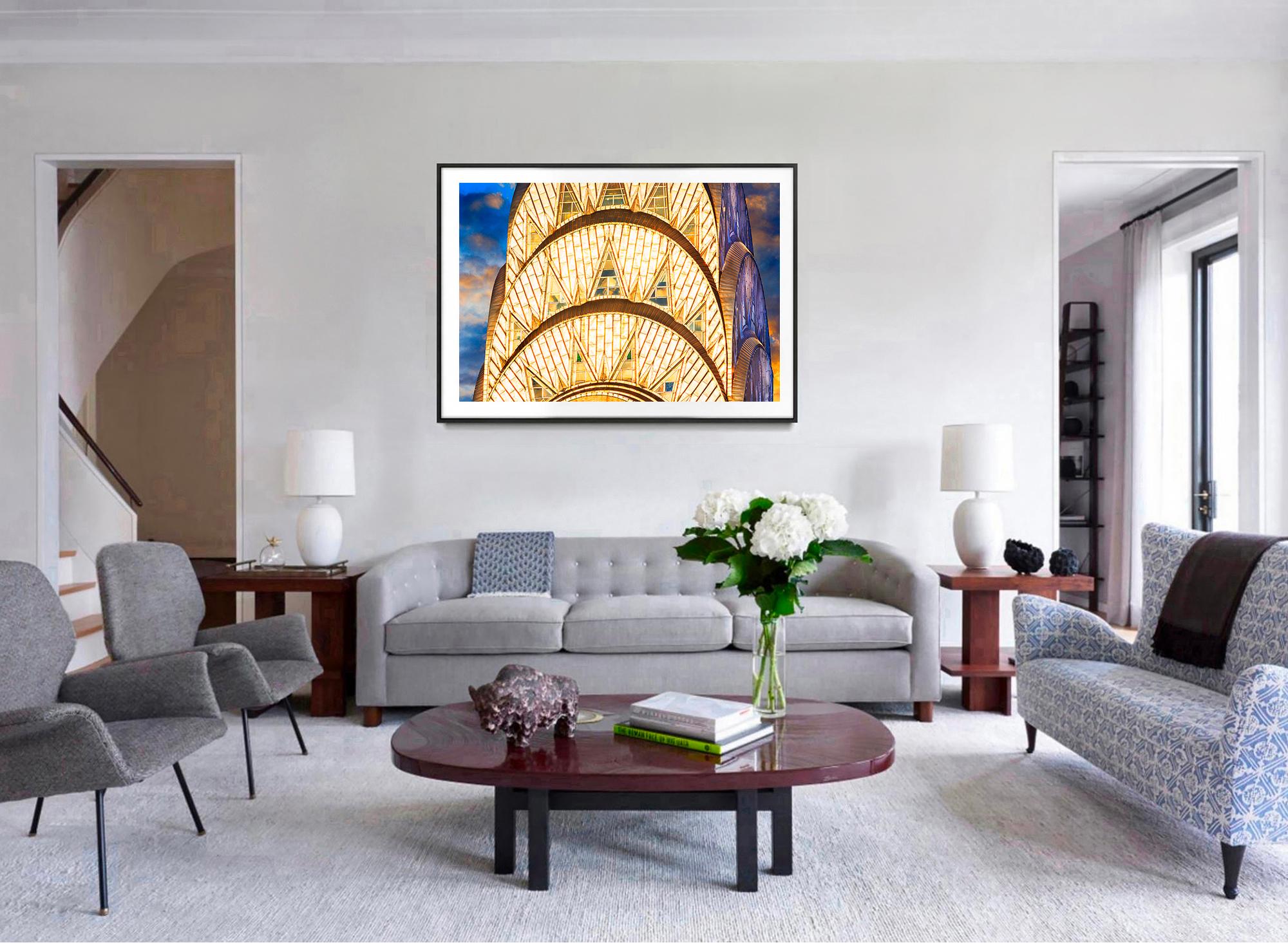Chrysler Building Spire in Goldleuchte.   Art-Déco-Architektur – Photograph von Mitchell Funk