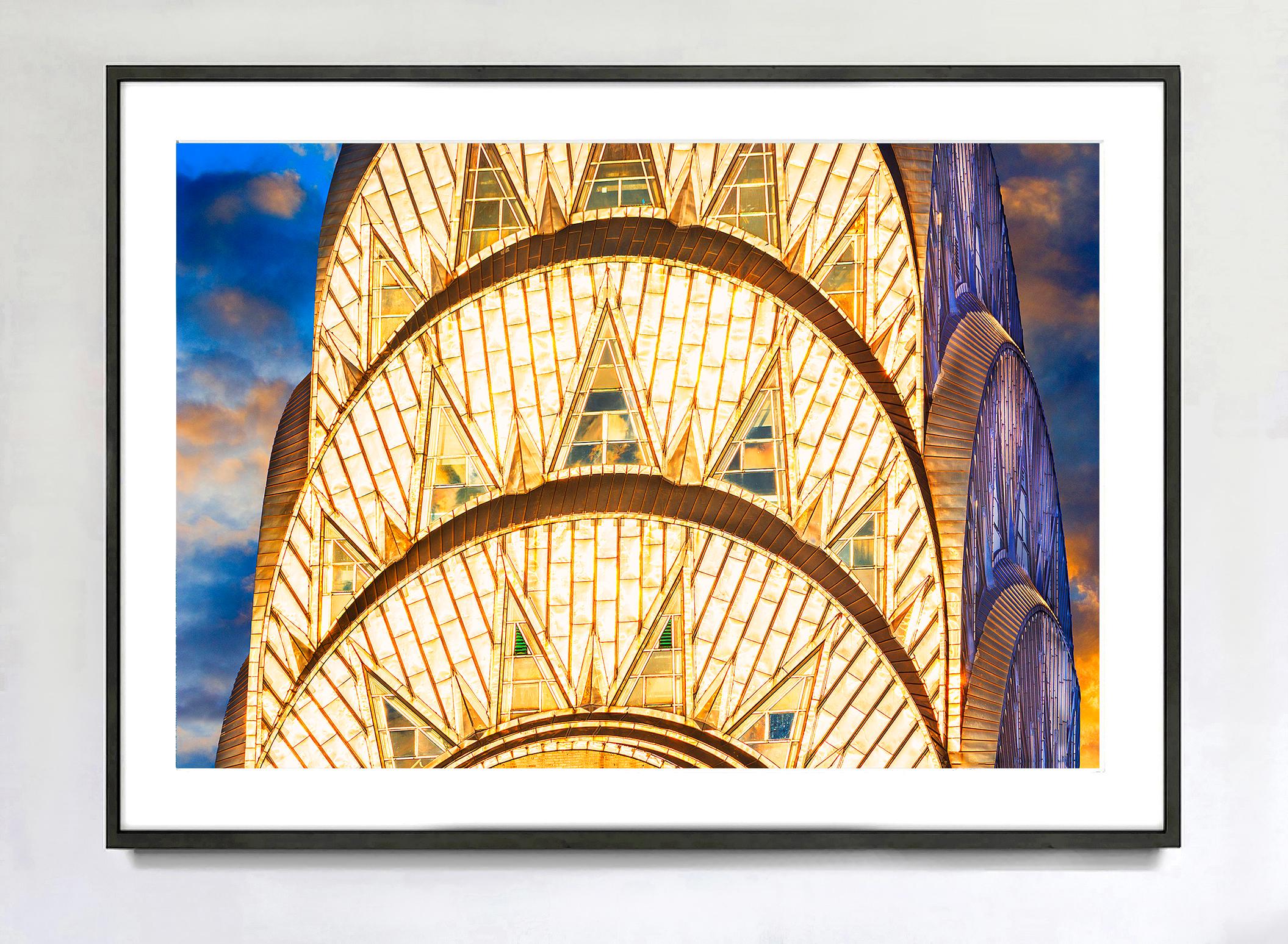 Diese Nahaufnahme des Chrysler Building Spire im goldenen Licht wurde vom Dach eines Gebäudes in der 38. Straße aus aufgenommen. Seine Position gab dem Fotografen Mitchell Funk eine perfekte Sichtlinie, um das brillante Art-Déco-Design und die