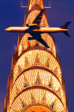 Spire du Chrysler Building en lumière dorée entrecoupée d'avions  Art déco