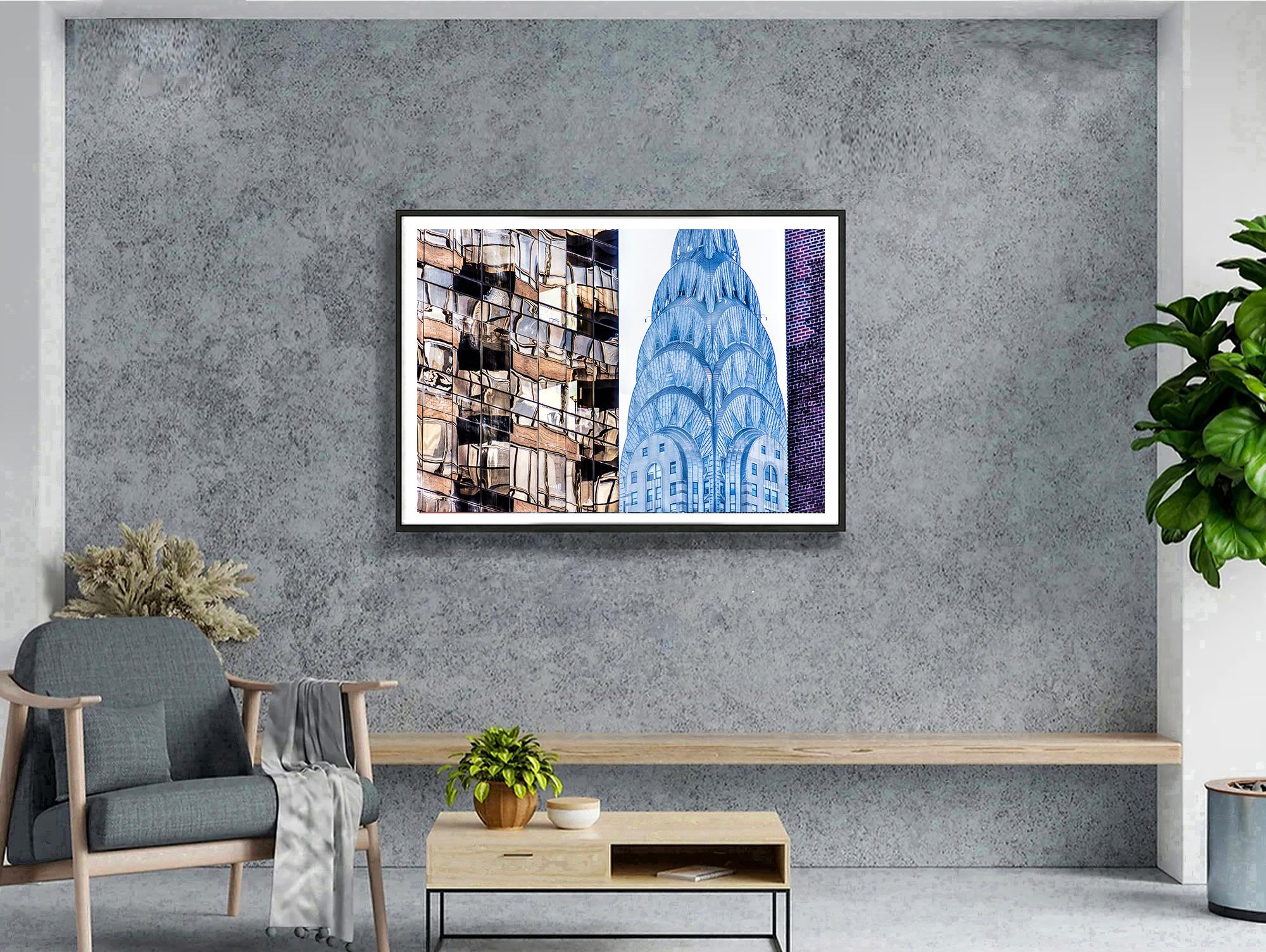 Durch zwei umliegende Gebäude hindurch betrachtet, erscheint die Spitze des Chrysler Buildings als kühles, blaues Art-déco-Statement. Der Fotograf Mitchell Funk wählt einen präzisen Blickwinkel, so dass das Foto ein einzigartiges Dokument der