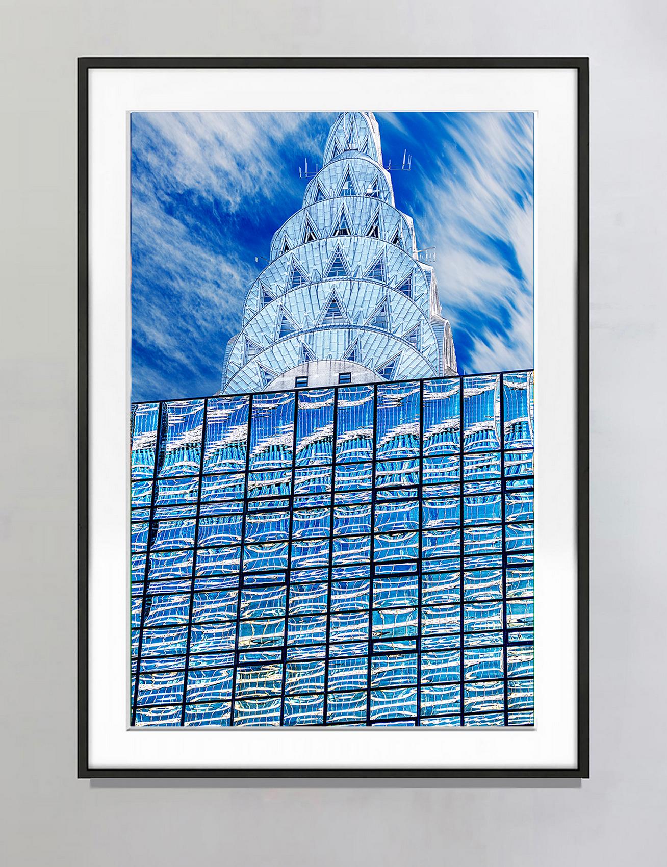 Chrysler-Gebäudeplatte  Art déco-Architektur in Blau und Silber – Photograph von Mitchell Funk