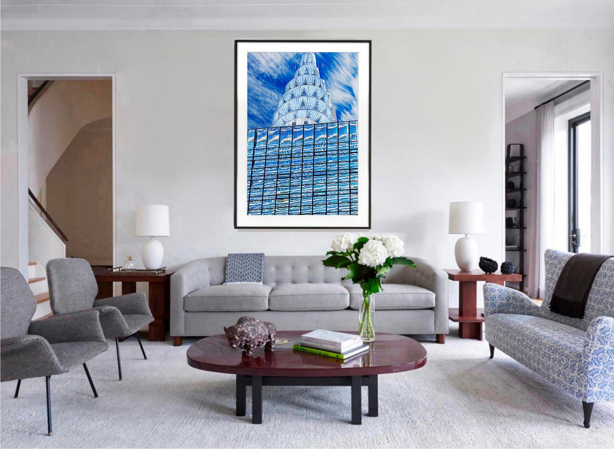Le dessus de la Chrysler Building  Architecture Art déco bleue et argentée - Géométrique abstrait Photograph par Mitchell Funk