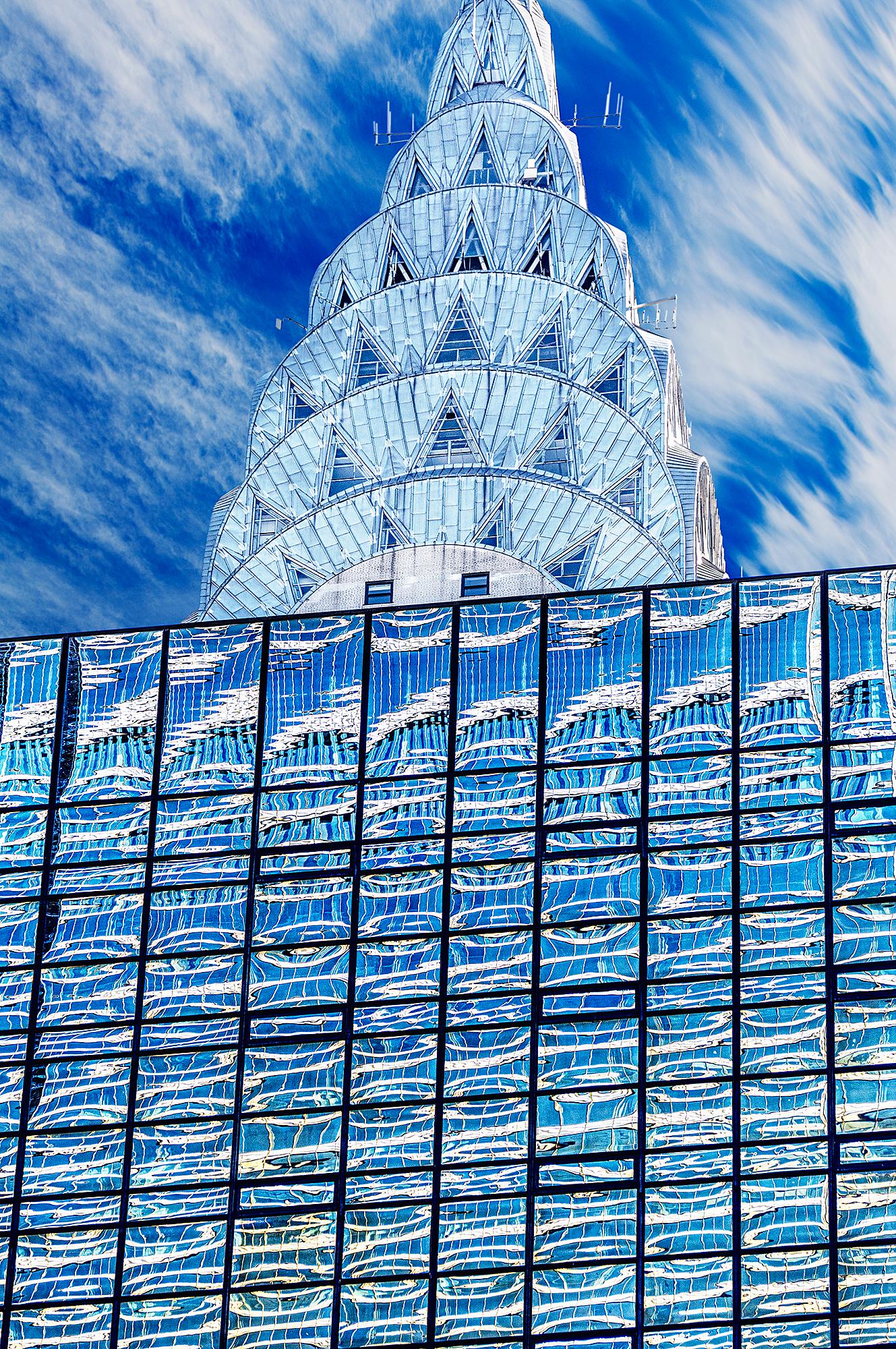 Mitchell Funk Abstract Photograph – Chrysler-Gebäudeplatte  Art déco-Architektur in Blau und Silber