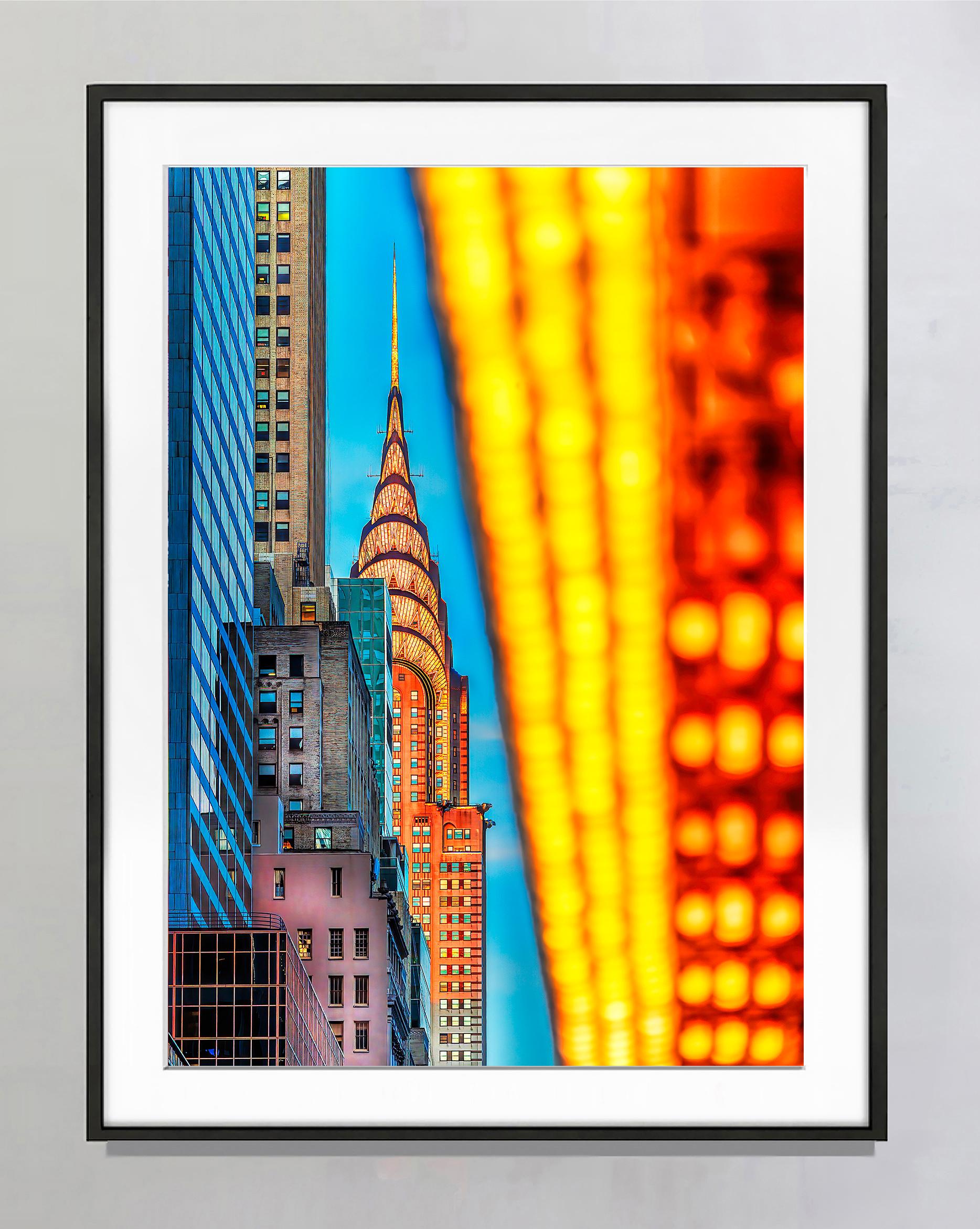 Chrysler Building con il tendone di McDonald's dalla 42esima strada - Photograph di Mitchell Funk