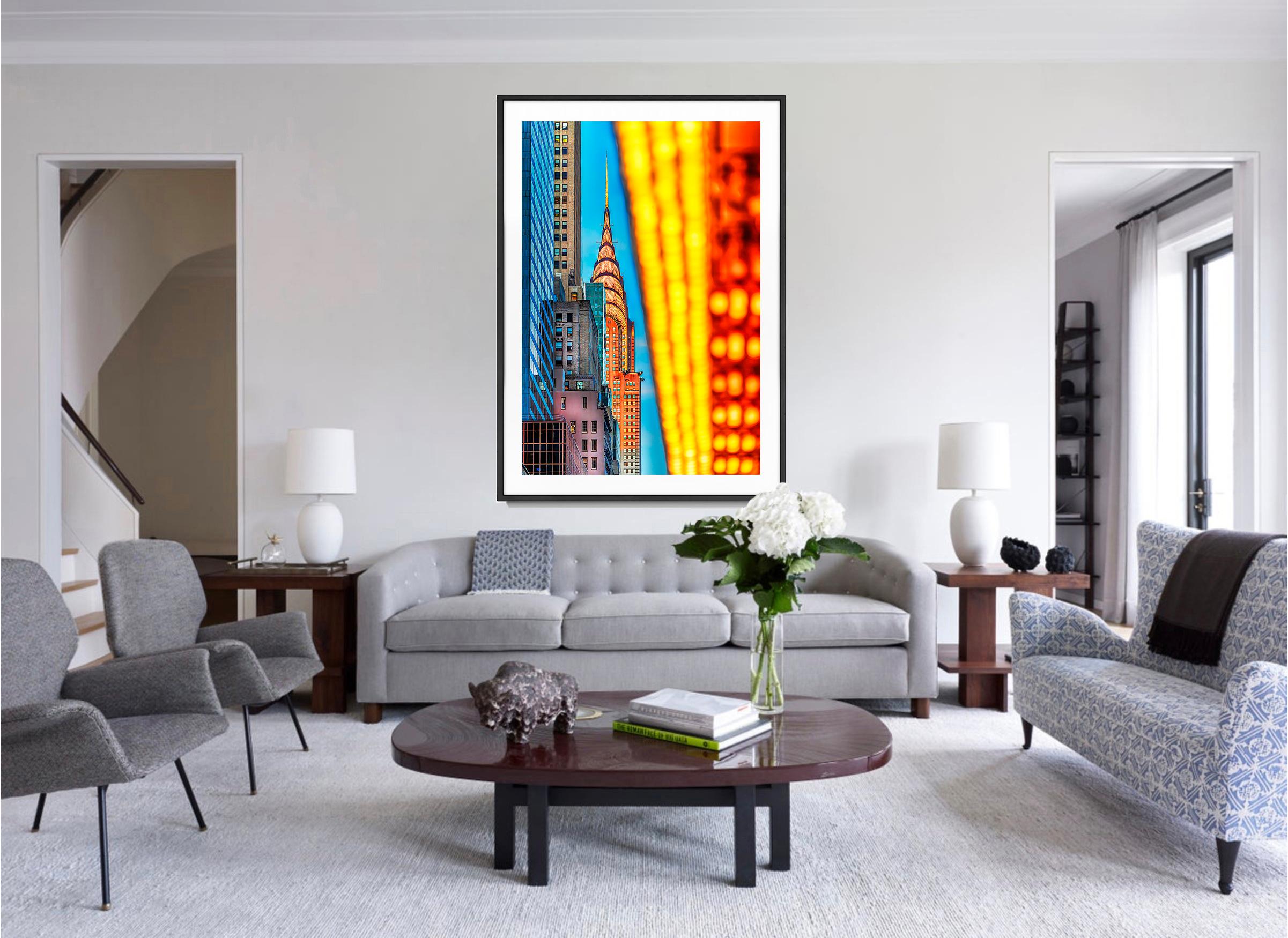 Chrysler Building con il tendone di McDonald's dalla 42esima strada - Photograph Impressionismo astratto di Mitchell Funk