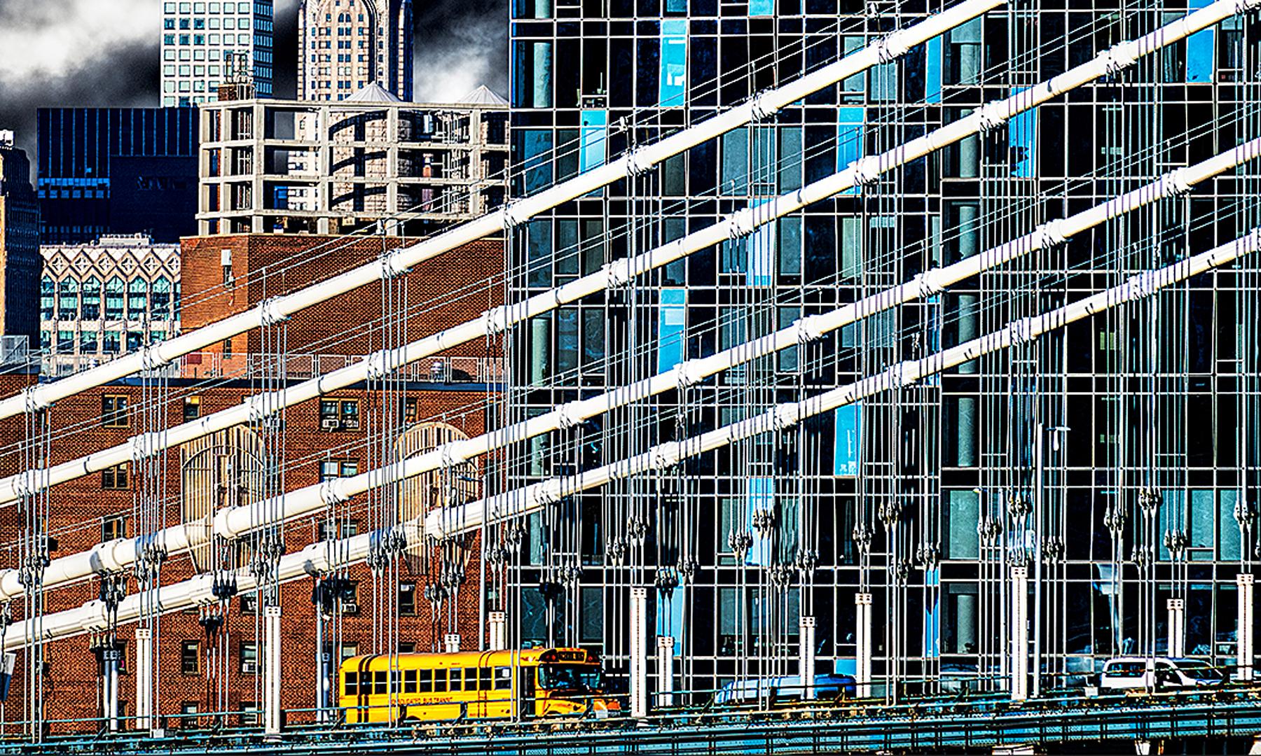 Das Chrysler-Gebäude mit gelbem Bus. 