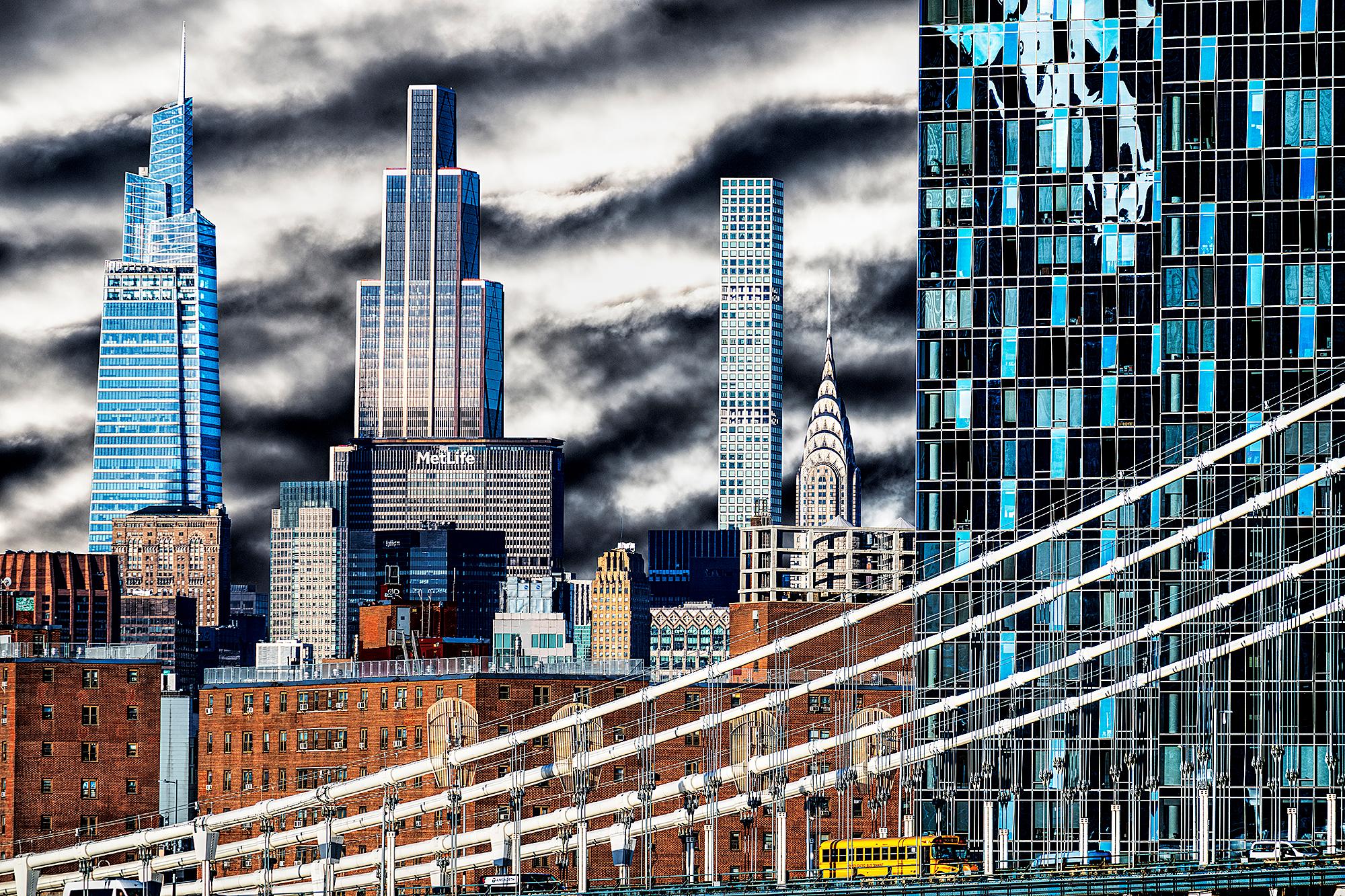 Mitchell Funk Landscape Photograph – Das Chrysler-Gebäude mit gelbem Bus. "Neue New Yorker Skyline"
