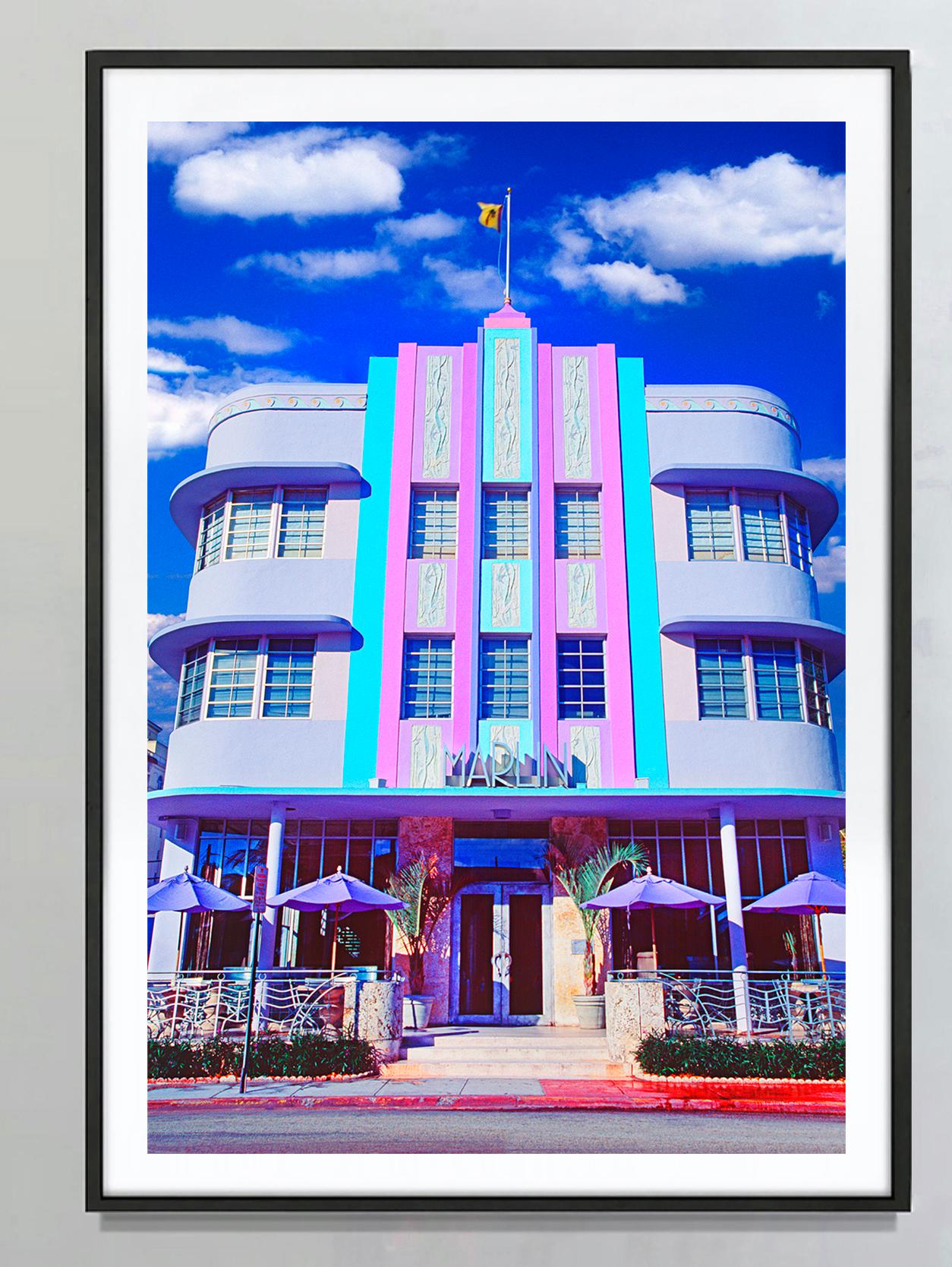 Klassische Art-Déco-Fotografie im Marlin Hotel Miami Beach, South Beach – Photograph von Mitchell Funk