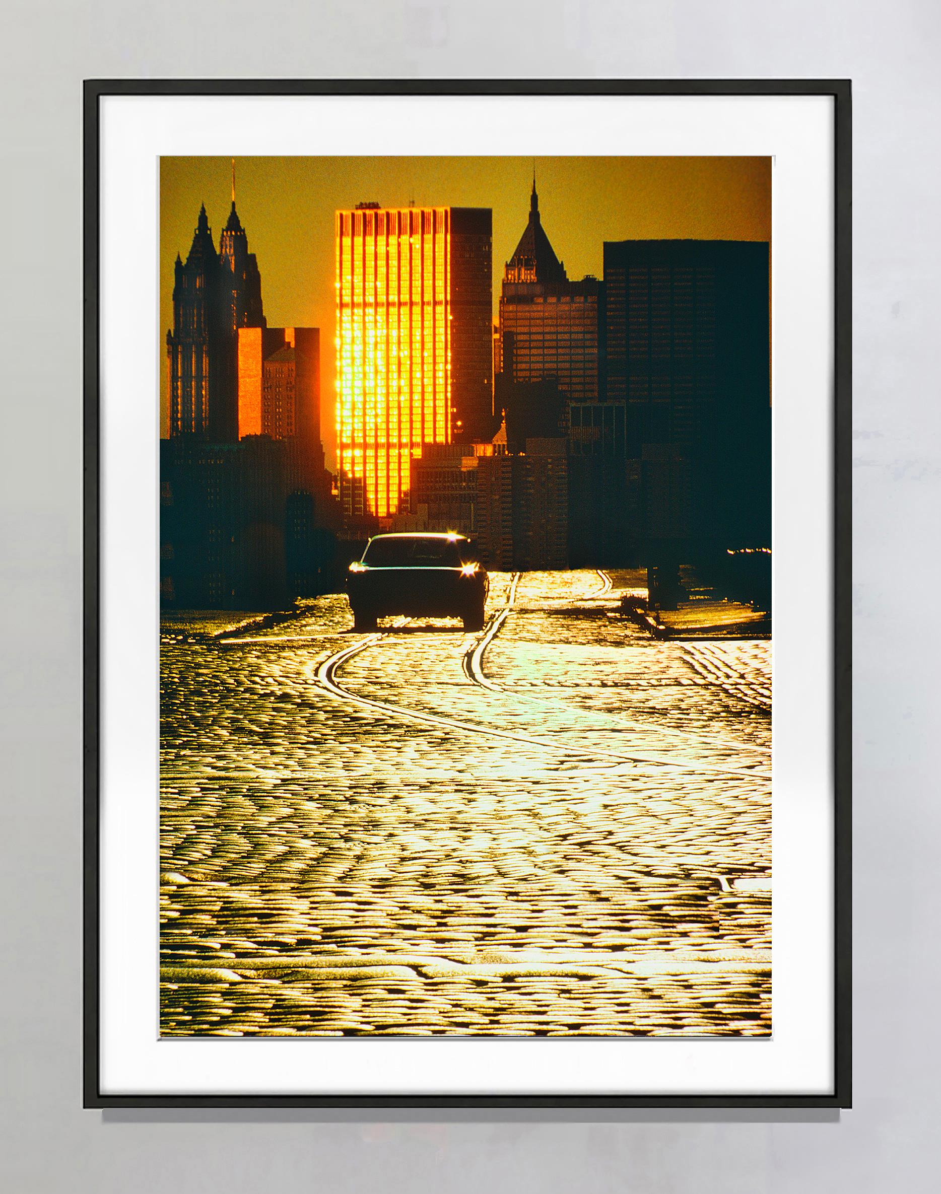 La ligne d'horizon de Cobblestone Road au Lower Manhattan en lumière dorée  - Post-impressionnisme Photograph par Mitchell Funk