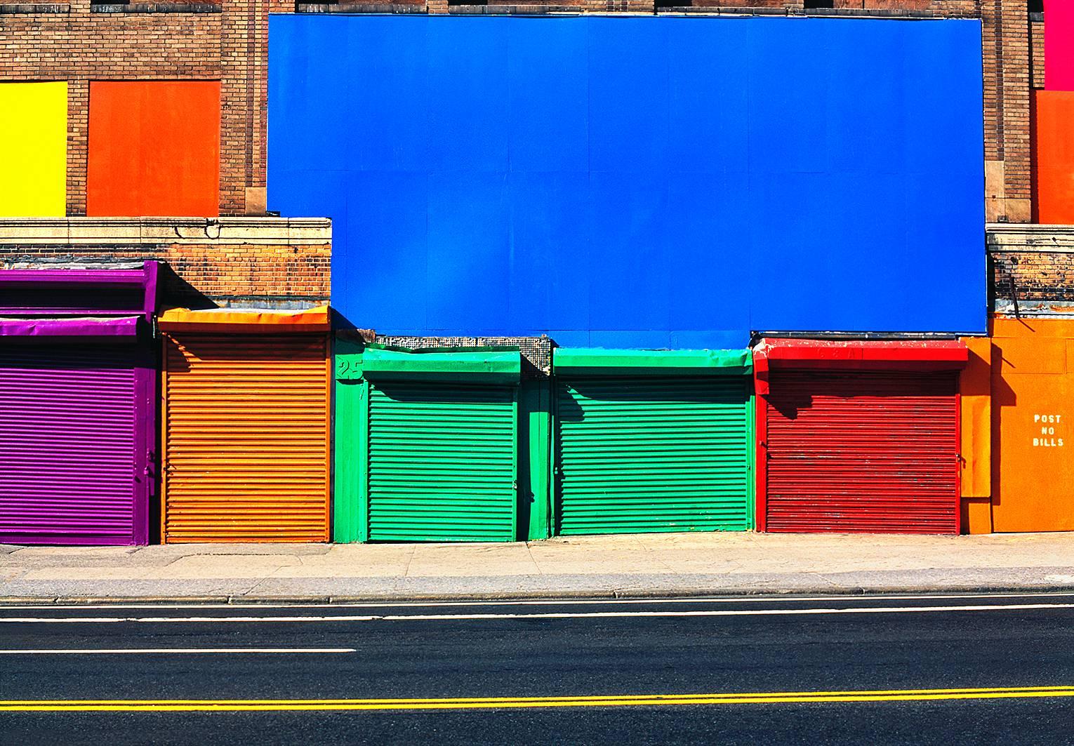 Color Photograph de Mitchell Funk - Paredes geométricas de colores, calle 42 de Nueva York