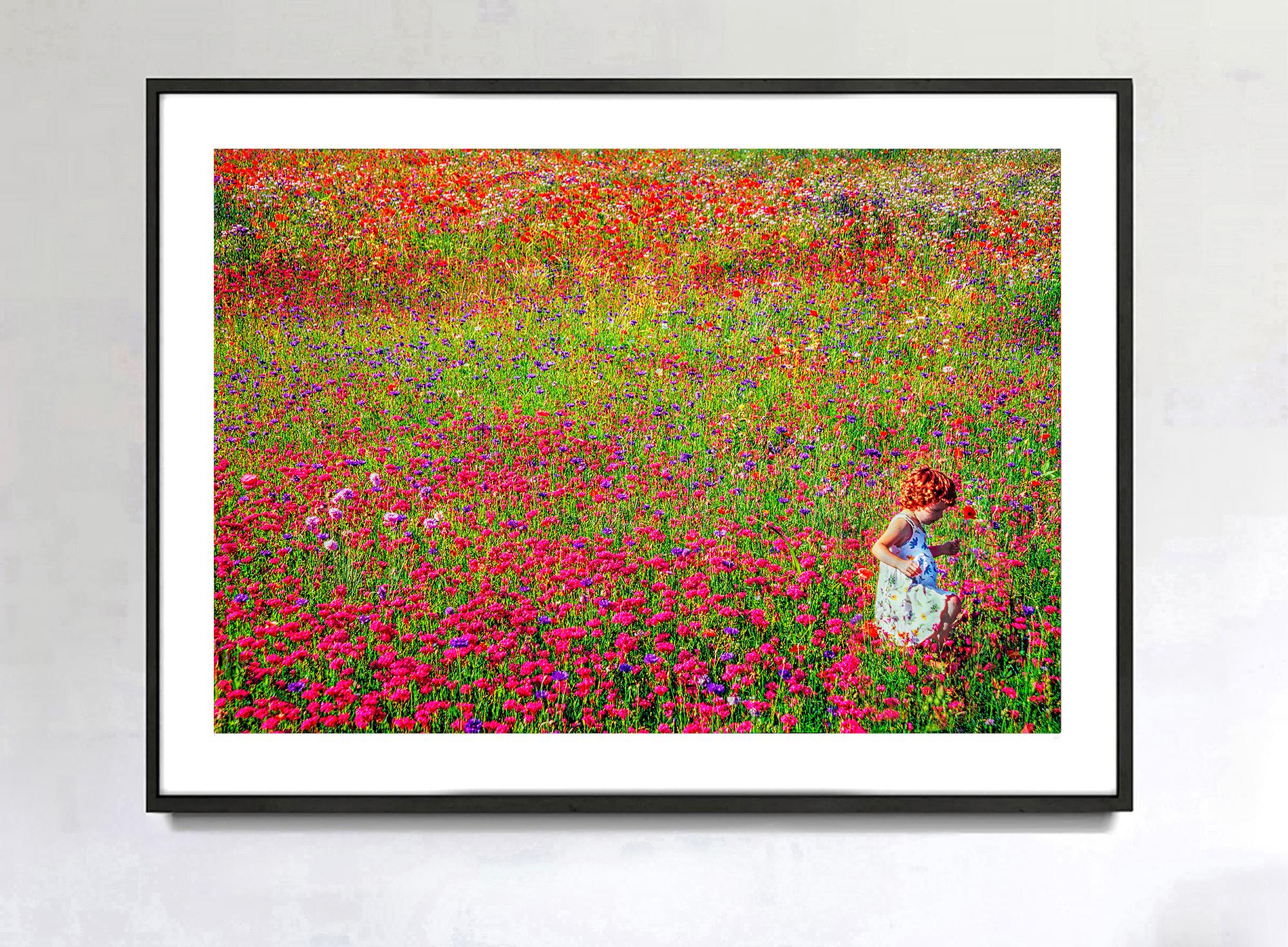 Buntes Blumenfeld mit Rotkopf-Kinder – East Hampton, wie Monet – Photograph von Mitchell Funk