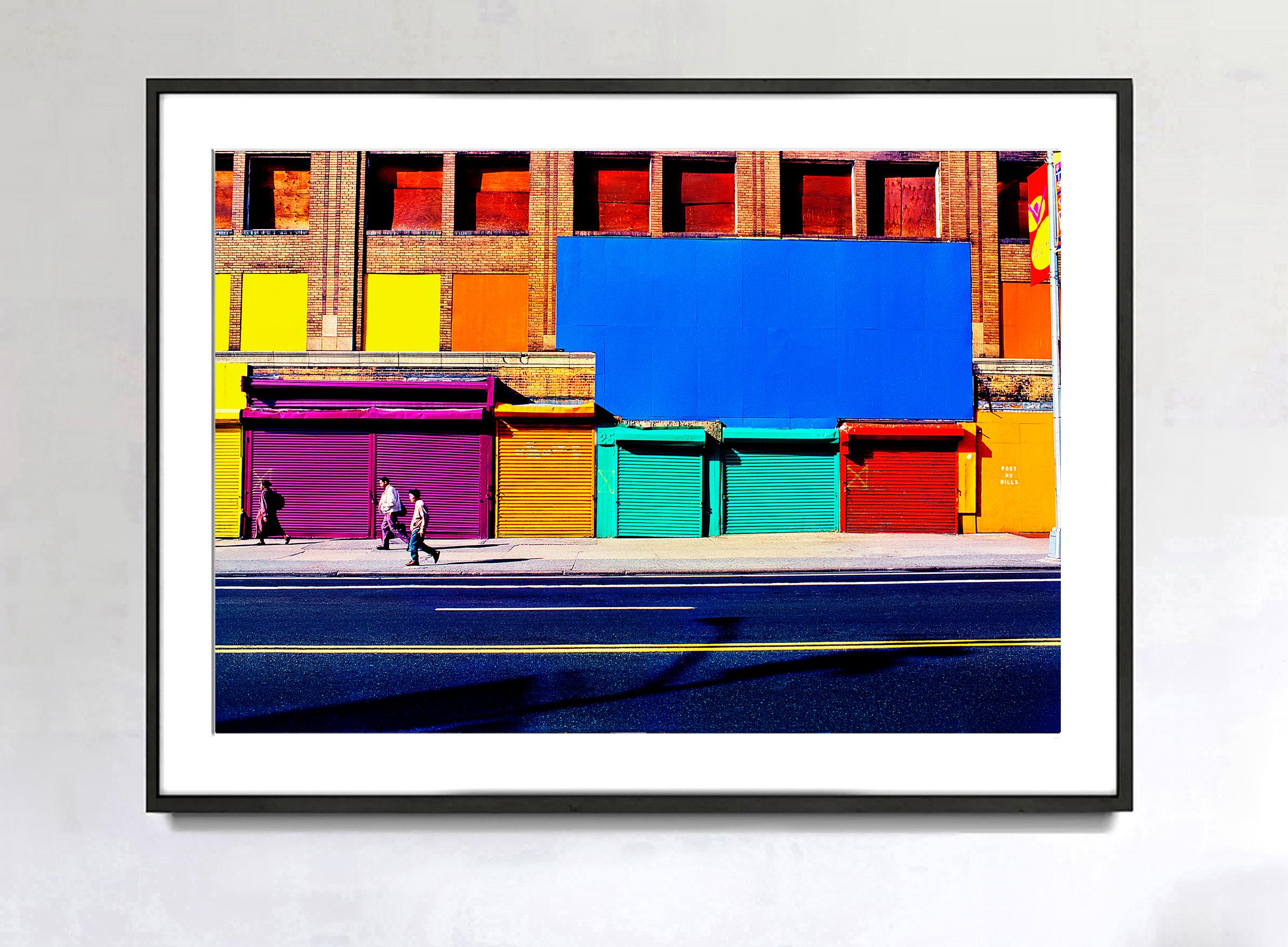 Buntes New Yorker Fakat mit blauen, gelben und roten Quadraten wie Mondrian – Photograph von Mitchell Funk