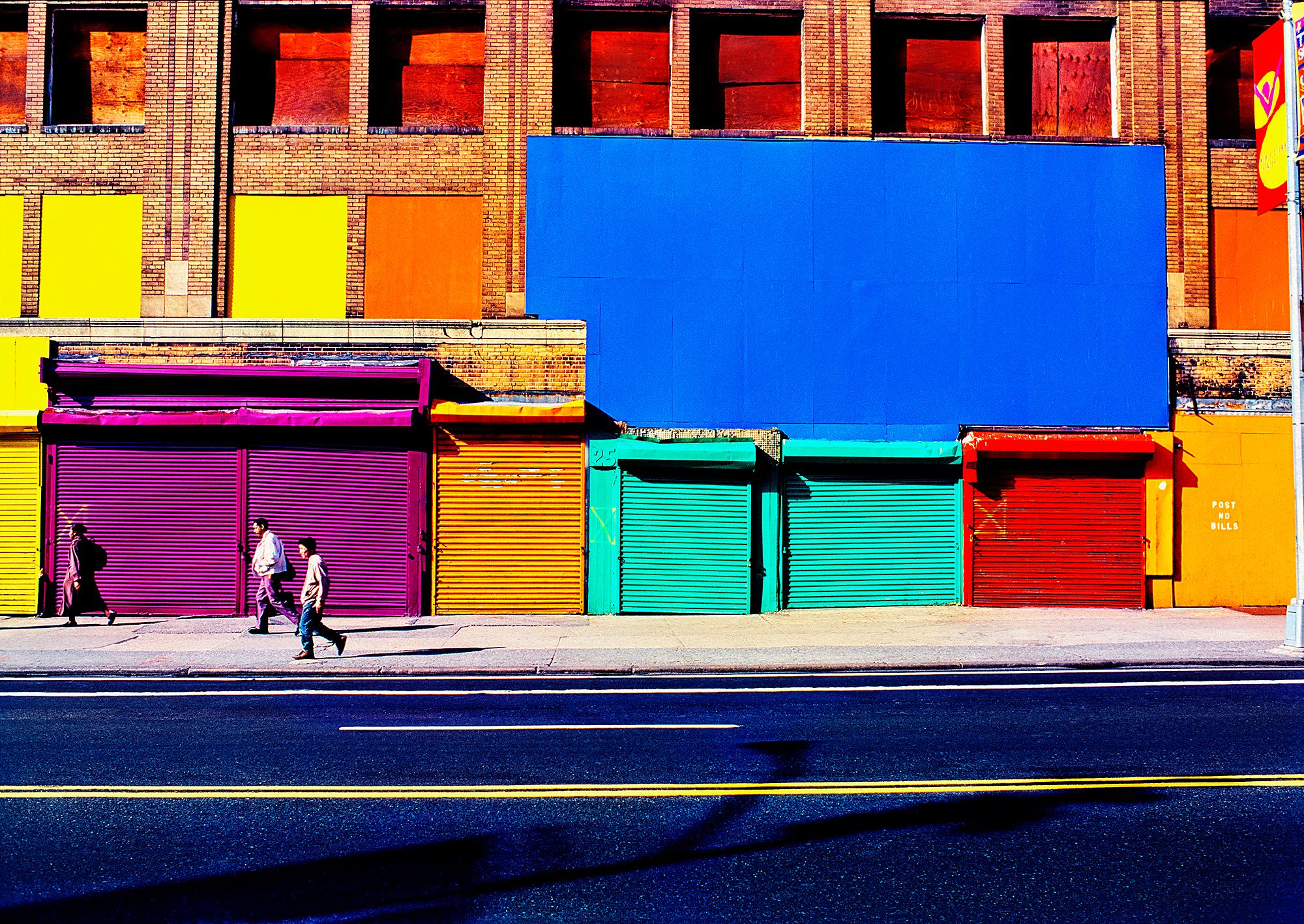 Mitchell Funk Color Photograph – Buntes New Yorker Fakat mit blauen, gelben und roten Quadraten wie Mondrian