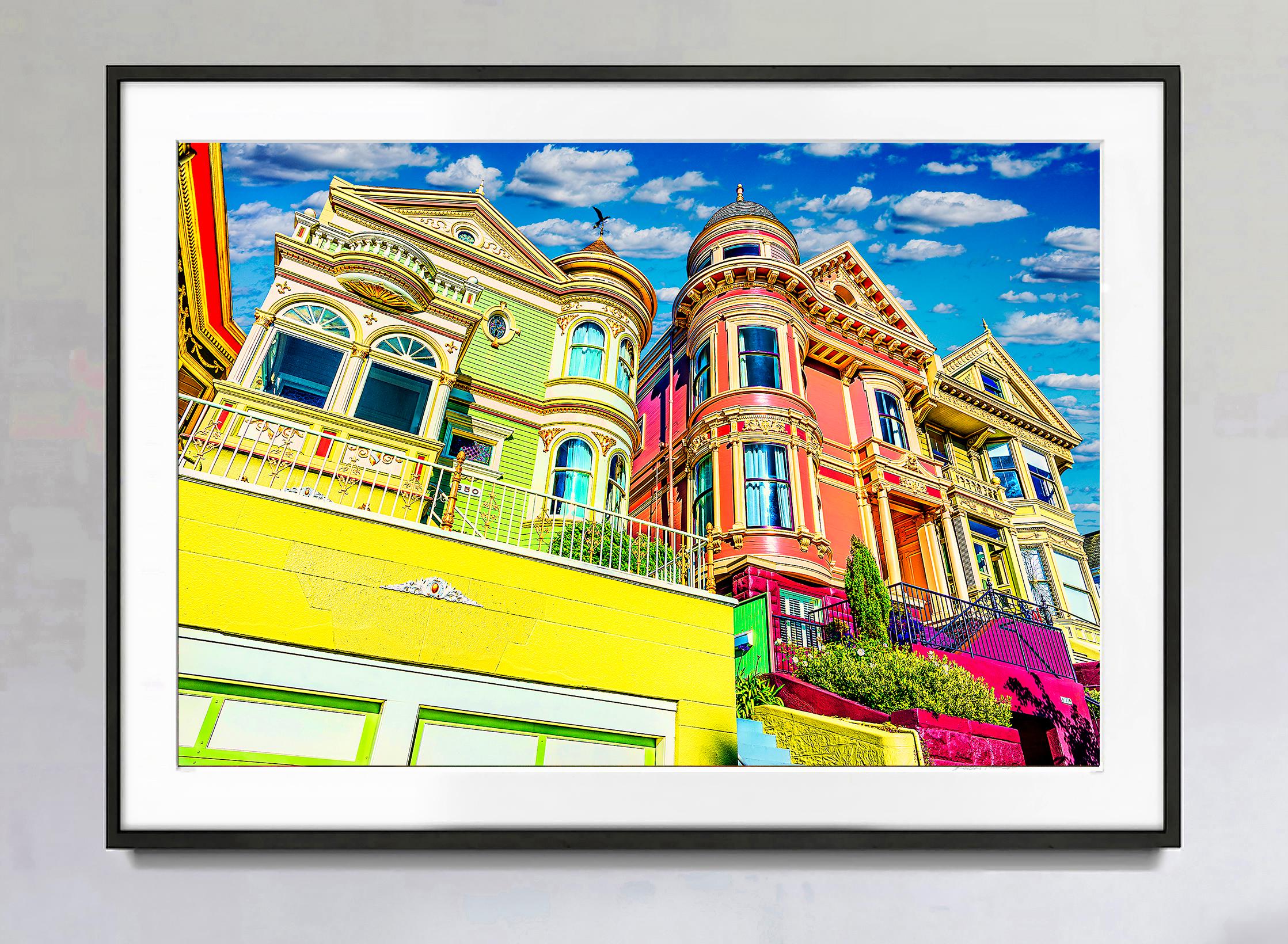 Coloridas casas victorianas en Alamo Square, San Francisco, Fotografía arquitectónica - Photograph de Mitchell Funk
