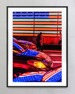 Paar, das sich vor der Neonfahne am Times Square küsst, signierte Fotografie