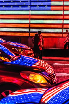 Paar, das sich vor der Neonfahne am Times Square küsst, signierte Fotografie