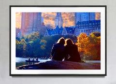 Paar, das auf einem Felsen im Central Park sitzt, signierter Vintage-Kunstdruck, 4/15