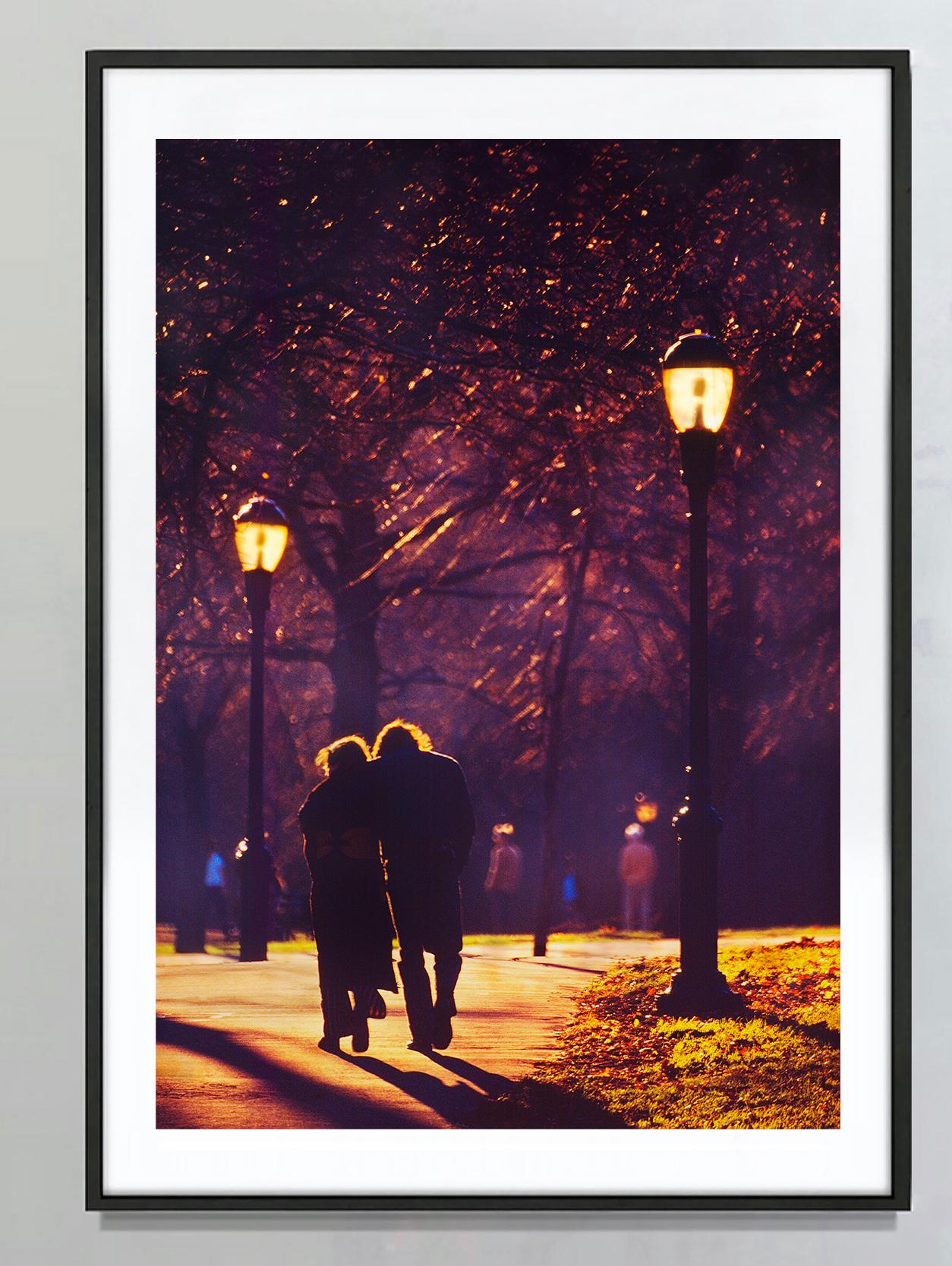 Paar beim Spaziergang auf dem goldenen Weg im Central Park (Post-Impressionismus), Photograph, von Mitchell Funk