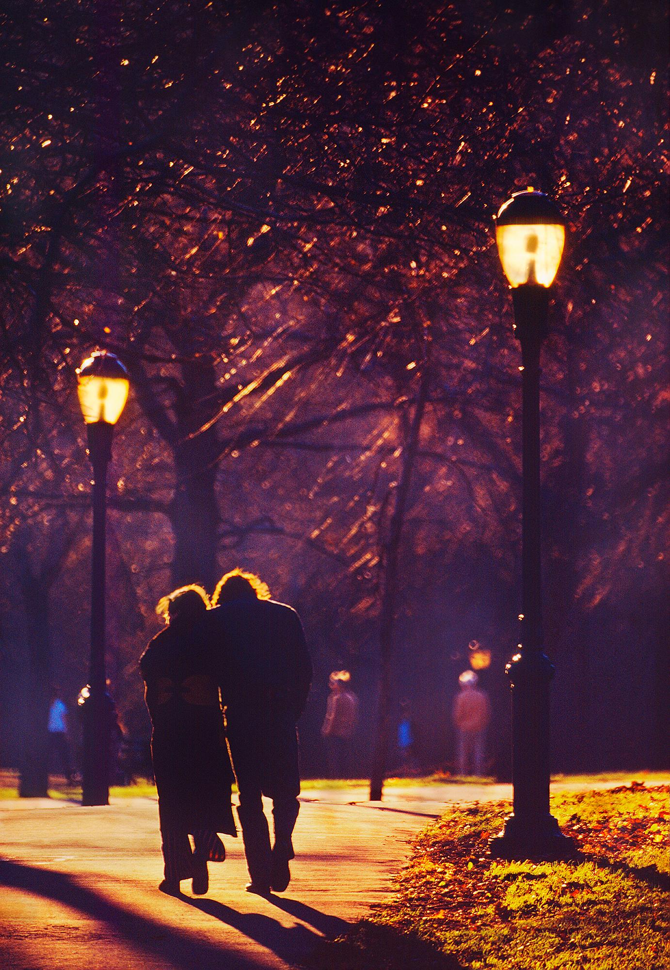 Paar beim Spaziergang auf dem goldenen Weg im Central Park