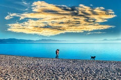 Ufer des Lake Tahoe mit dramatisch blauem Himmel, signierter Farb-Kunstdruck