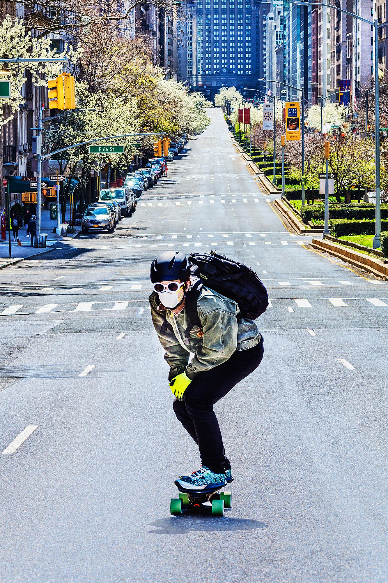 Mitchell Funk Figurative Photograph – Covid-19 New York: Skateboarder an der Empty Park Avenue