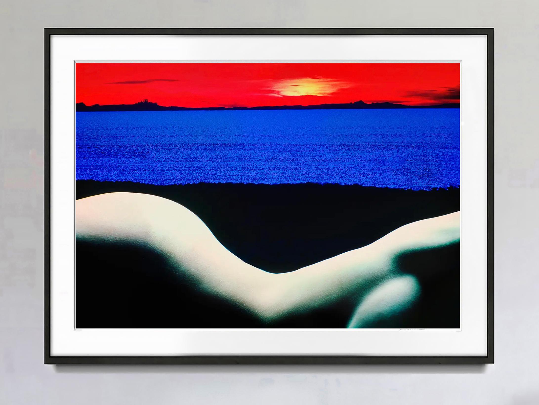 Kurvenreicher Akt in surrealer Landschaft in Rot und Blau – Albumcover (Surrealismus), Photograph, von Mitchell Funk