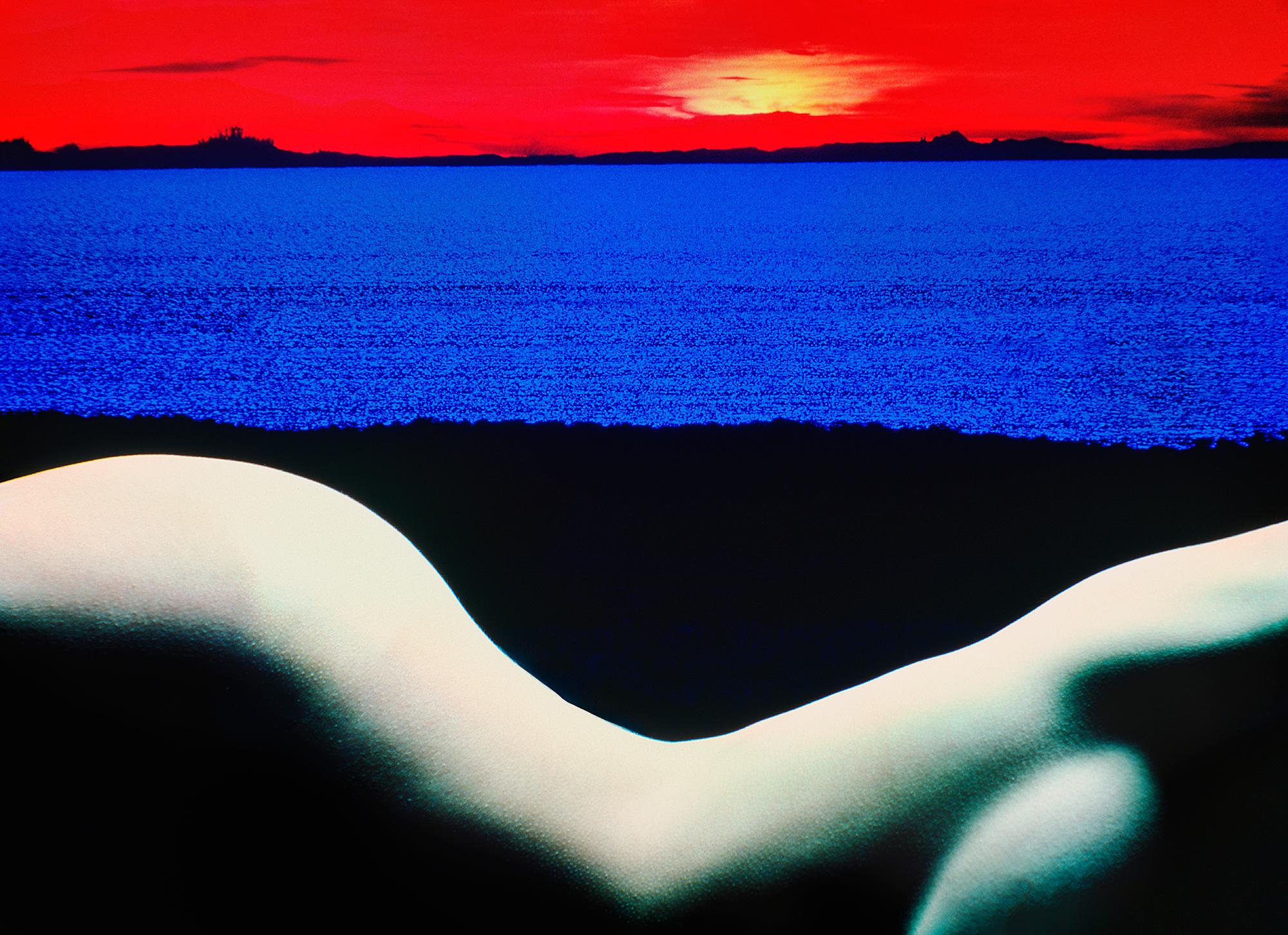 Mitchell Funk Nude Photograph – Kurvenreicher Akt in surrealer Landschaft in Rot und Blau – Albumcover