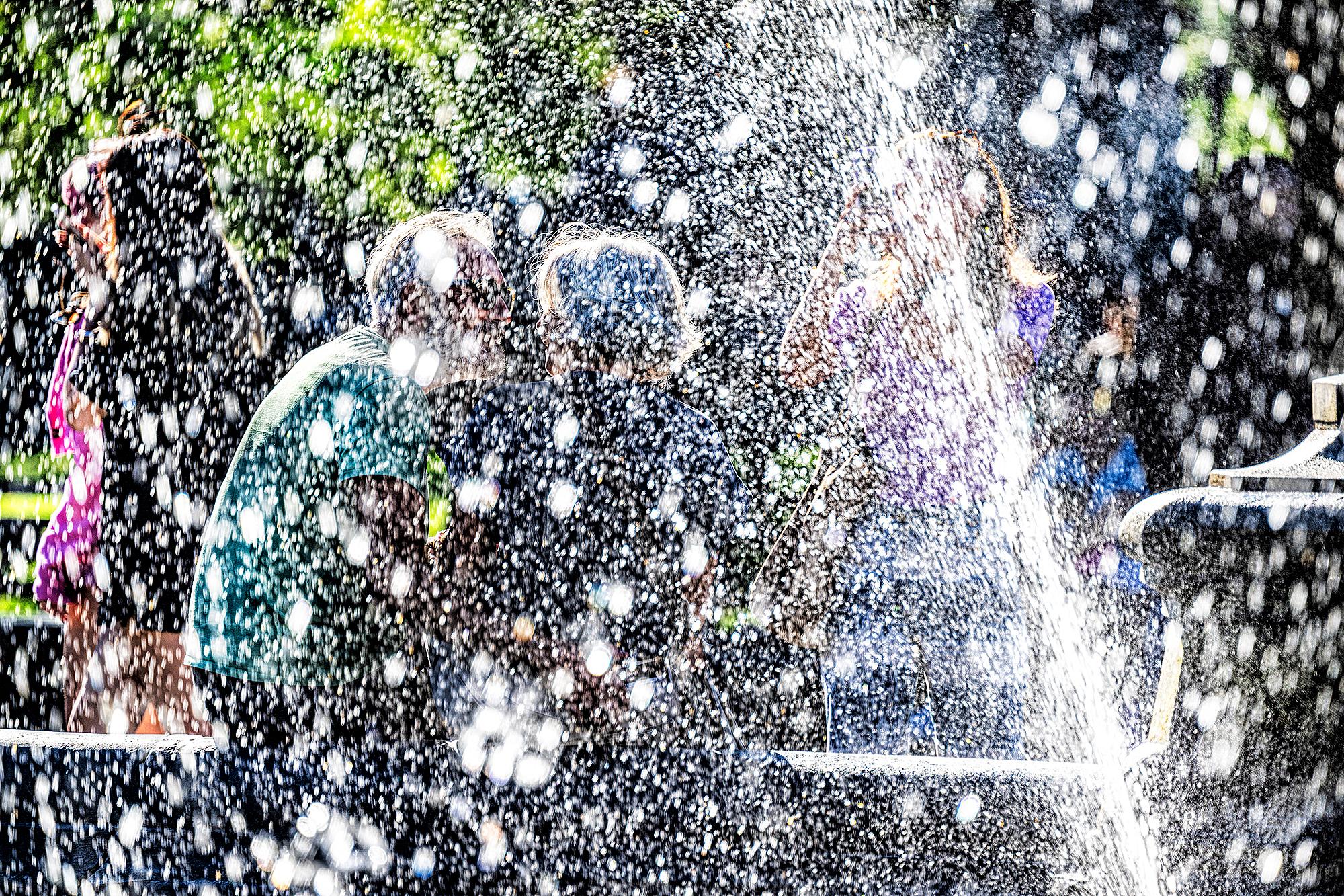 Dancing Waters: The Fountain im Washington Square Park –  Monochromatisch