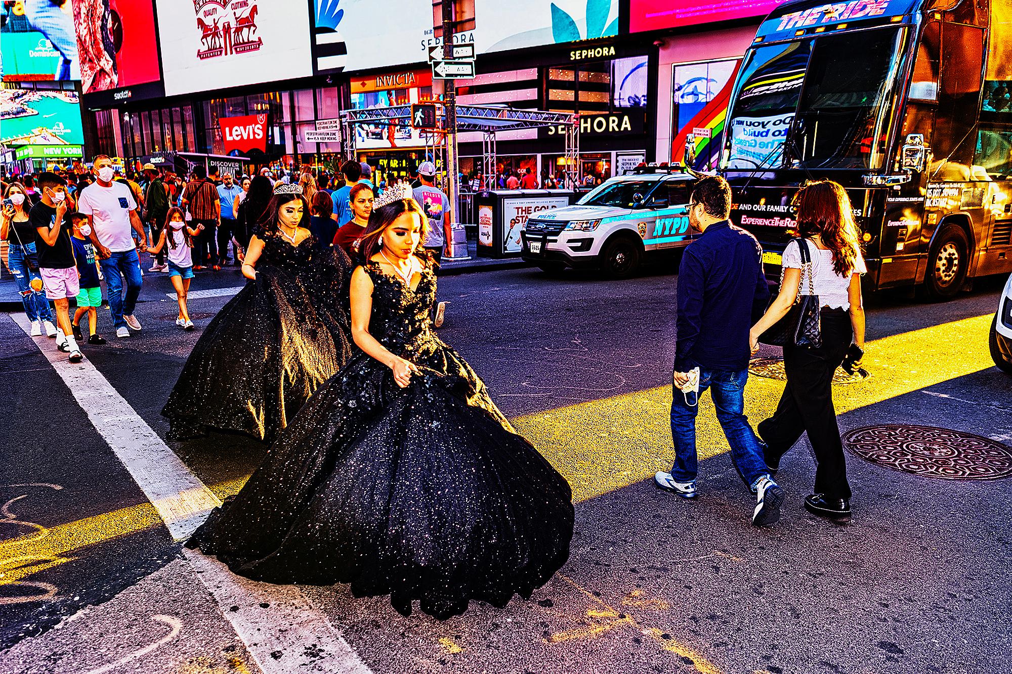 Mitchell Funk Abstract Photograph – Debutantes in Form eines schwarzen Abendkleides  Mit Tiara am Times Square