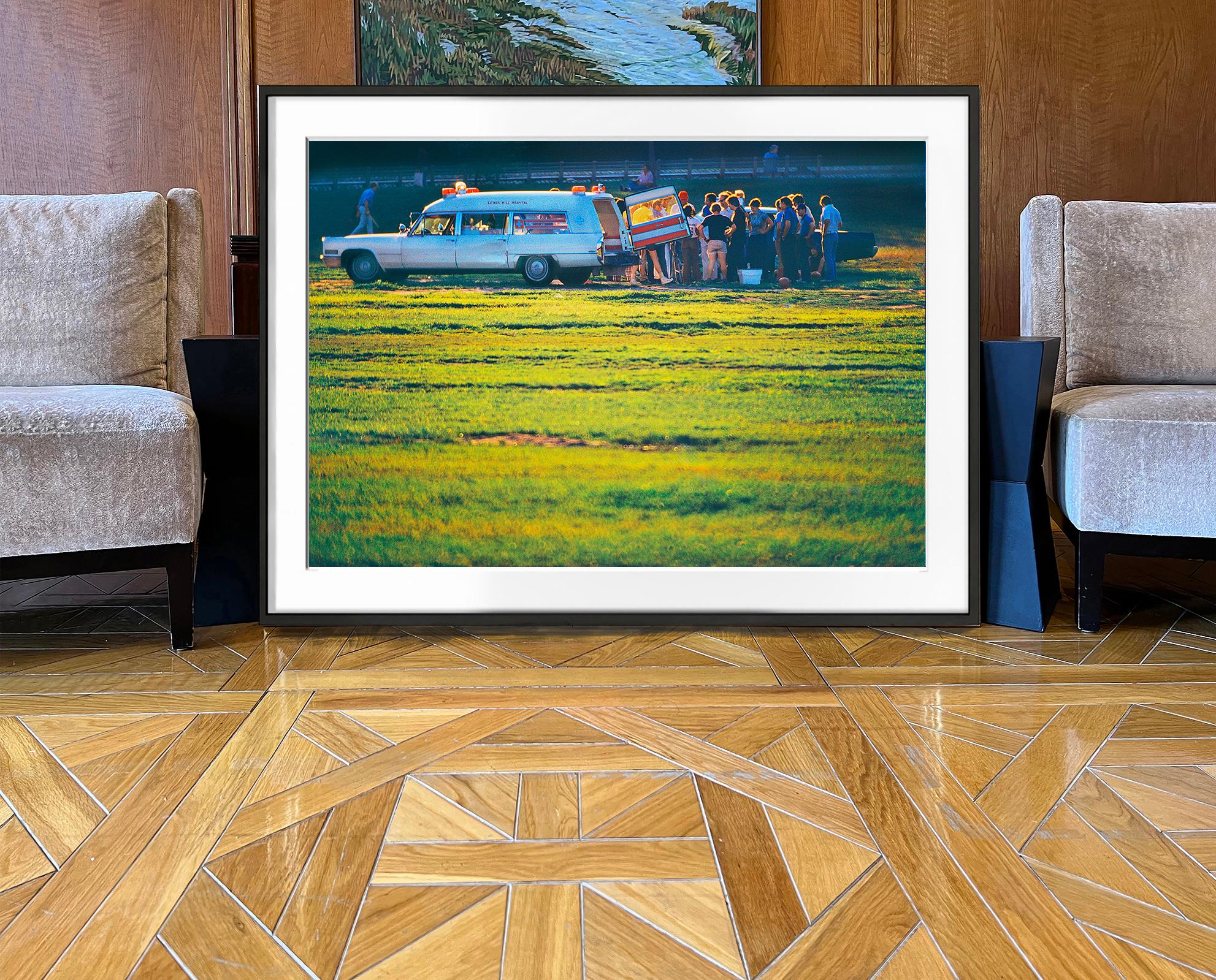 Göttliches Eingreifen: Krankenwagen im Central Park in goldenes, leuchtendes Licht getaucht (Post-Impressionismus), Photograph, von Mitchell Funk