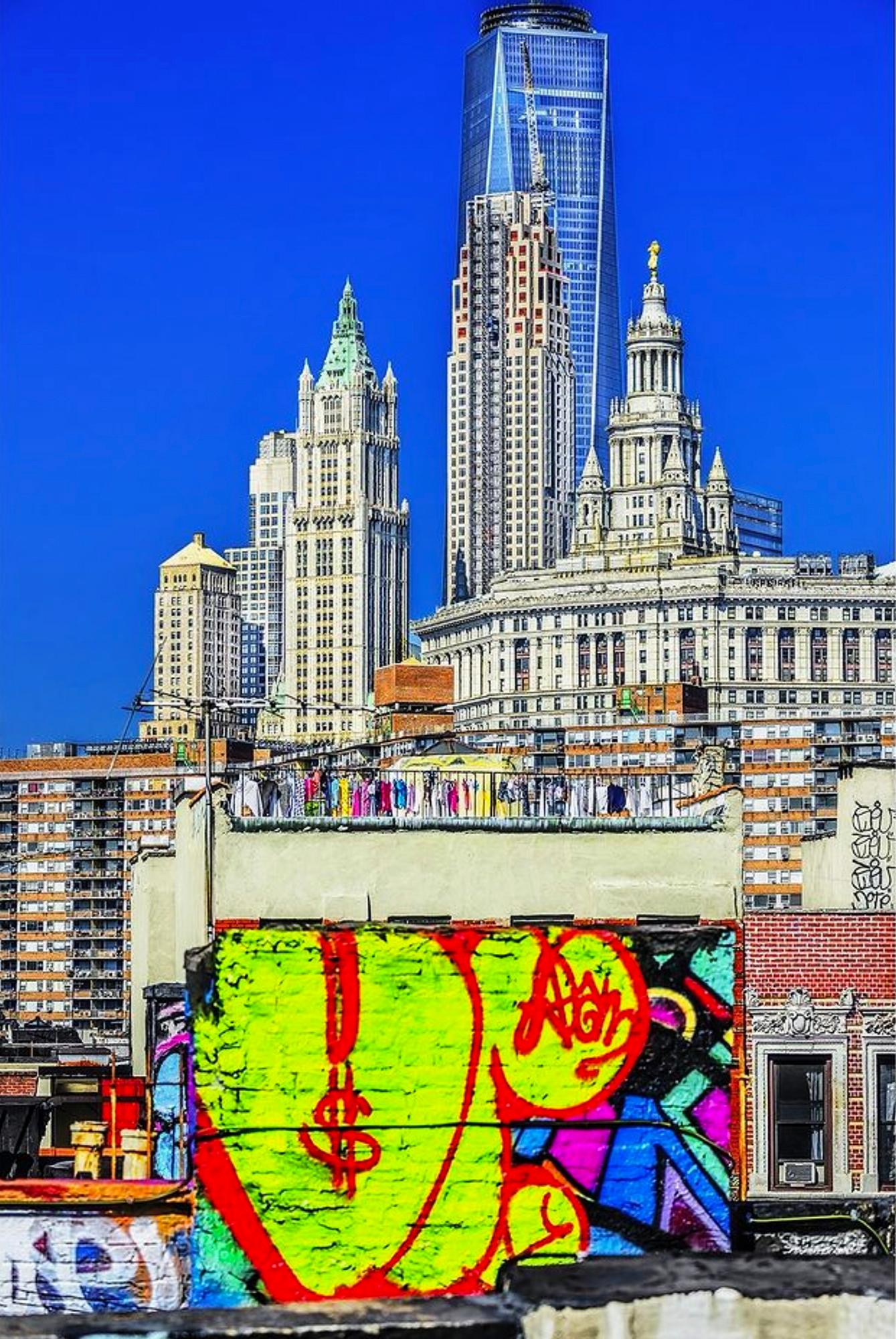 Mitchell Funk Landscape Photograph – Downtown Manhattan Skyline mit Graffiti-Wandmalerei,   Architektonische Fotografie 